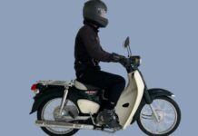 ¿Cómo deben ir sus pies en los estribos de la motocicleta?