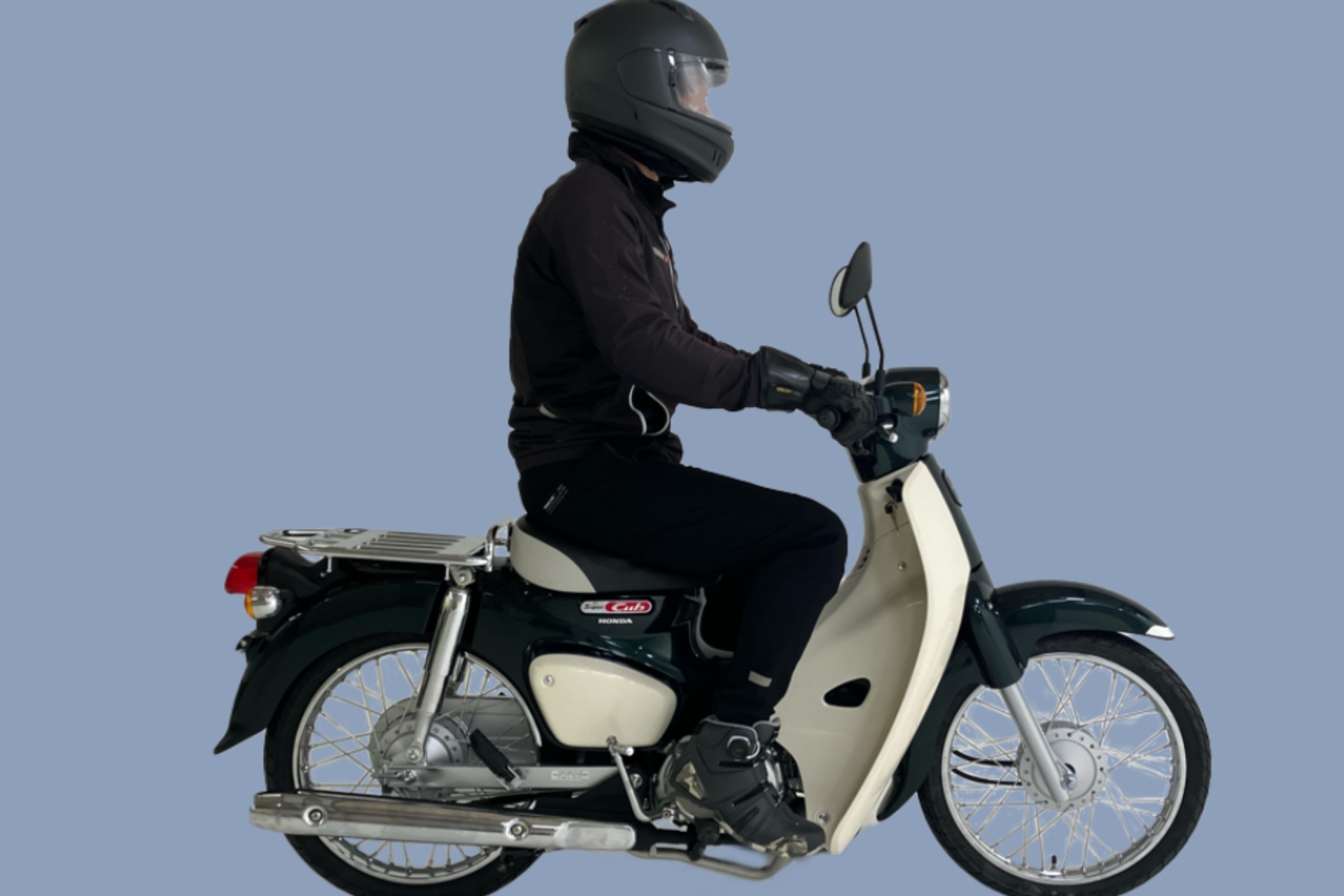 ¿Cómo deben ir sus pies en los estribos de la motocicleta?