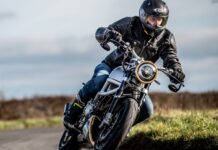 ¿Cómo deben ir sus pies en los estribos de la motocicleta?
