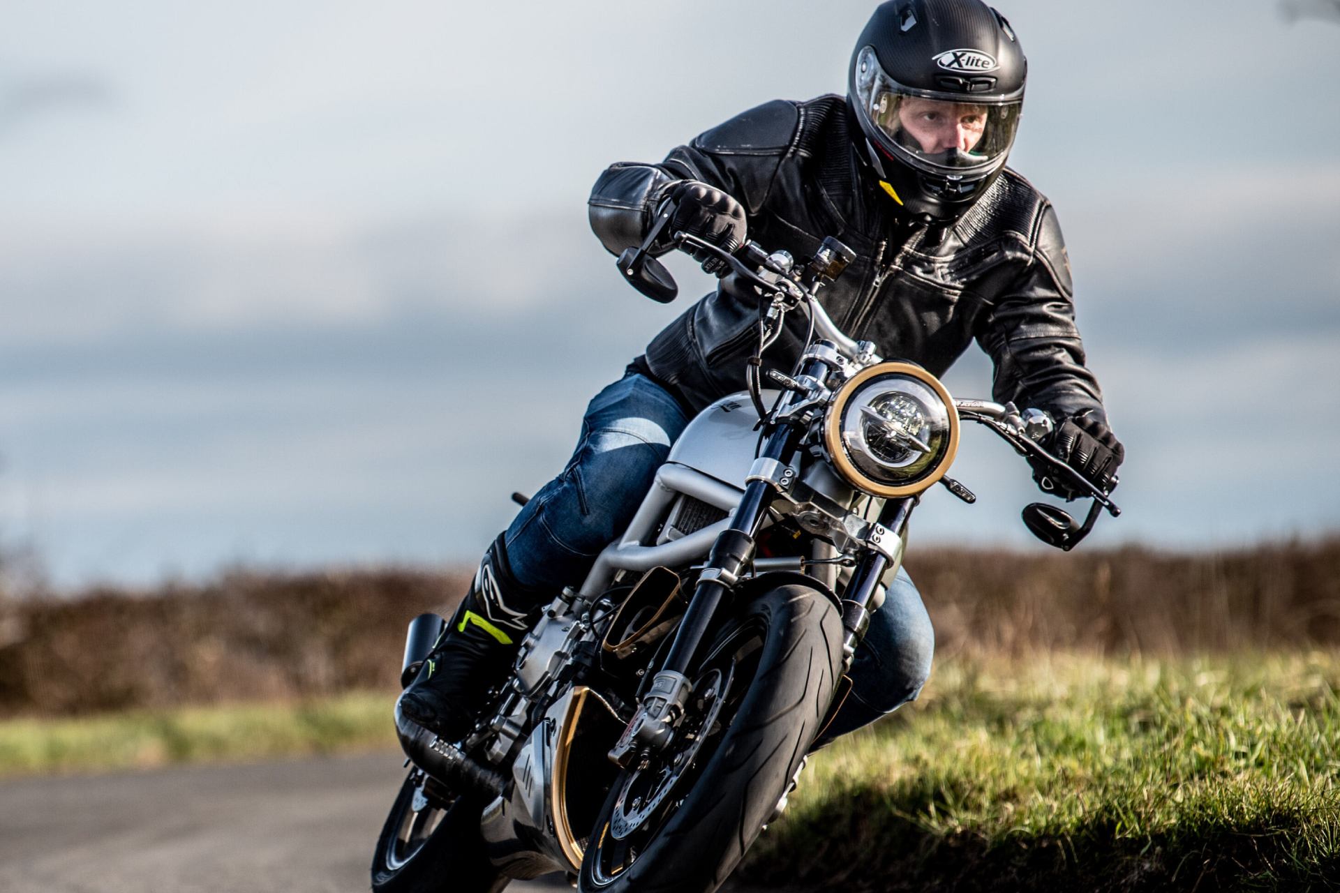 ¿Cómo deben ir sus pies en los estribos de la motocicleta?