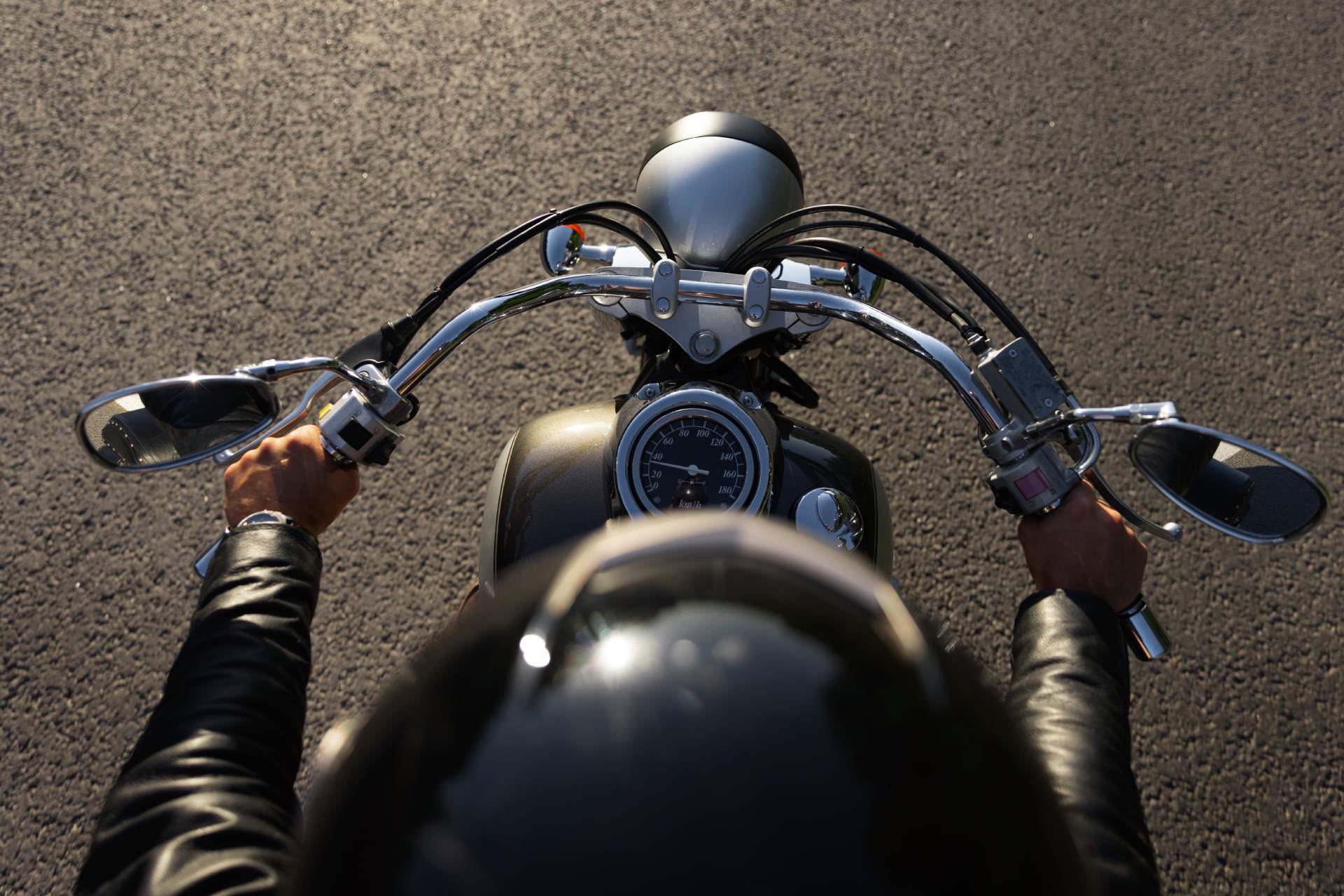 ¿Cómo se debe frenar en una motocicleta de manera segura?