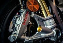 ¿Cómo se debe frenar en una motocicleta de manera segura?