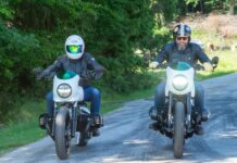 ¿Cómo se debe frenar en una motocicleta de manera segura?