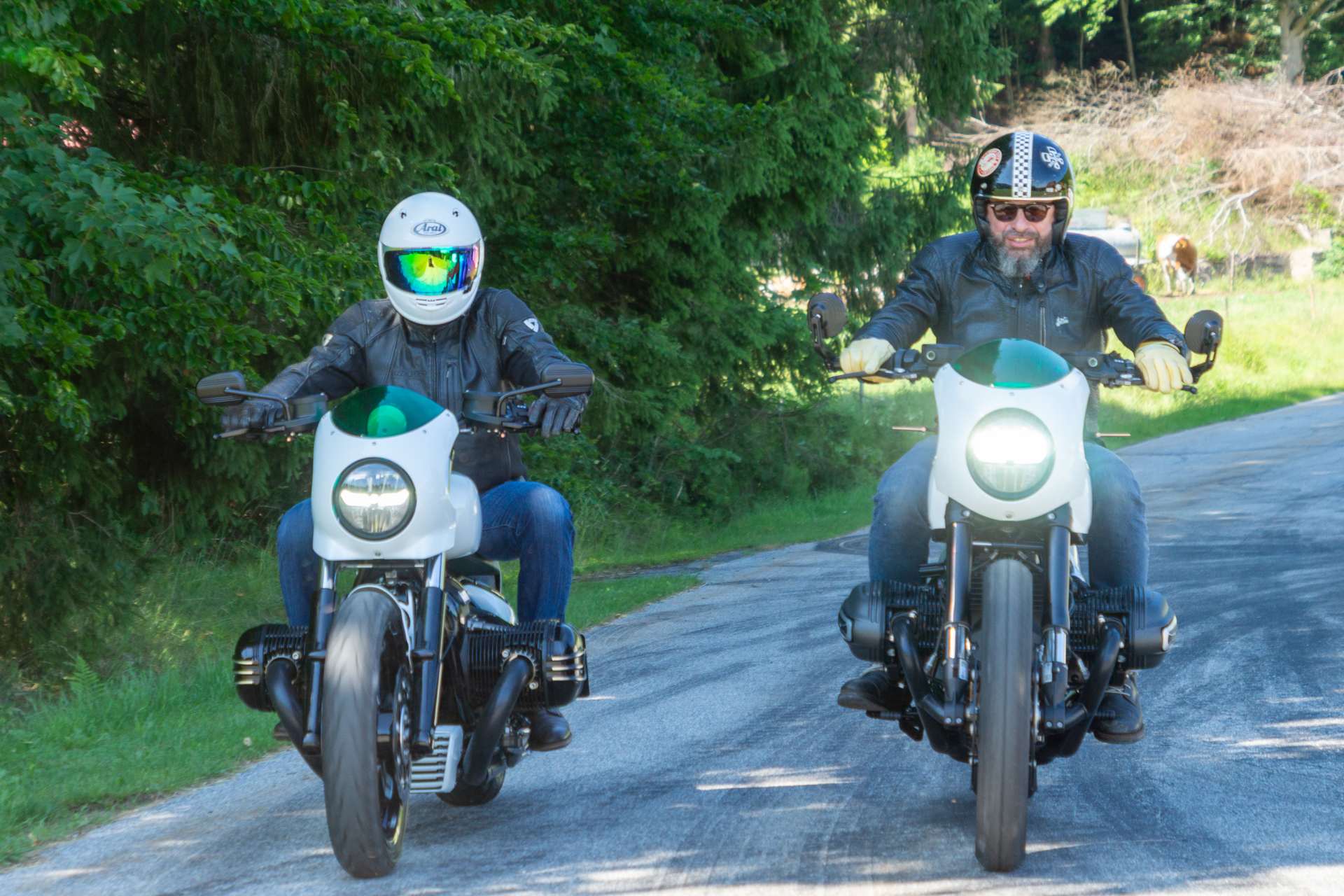 ¿Cómo se debe frenar en una motocicleta de manera segura?