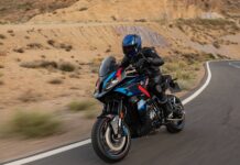 ¿Cómo se debe frenar en una motocicleta de manera segura?