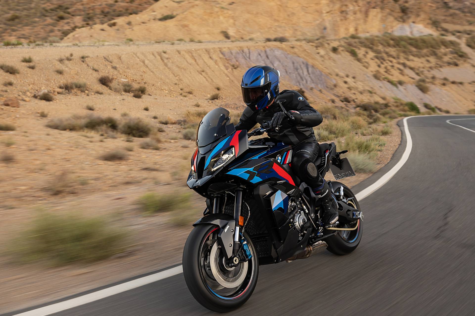 ¿Cómo se debe frenar en una motocicleta de manera segura?