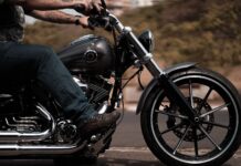 ¿Cómo se debe frenar en una motocicleta de manera segura?