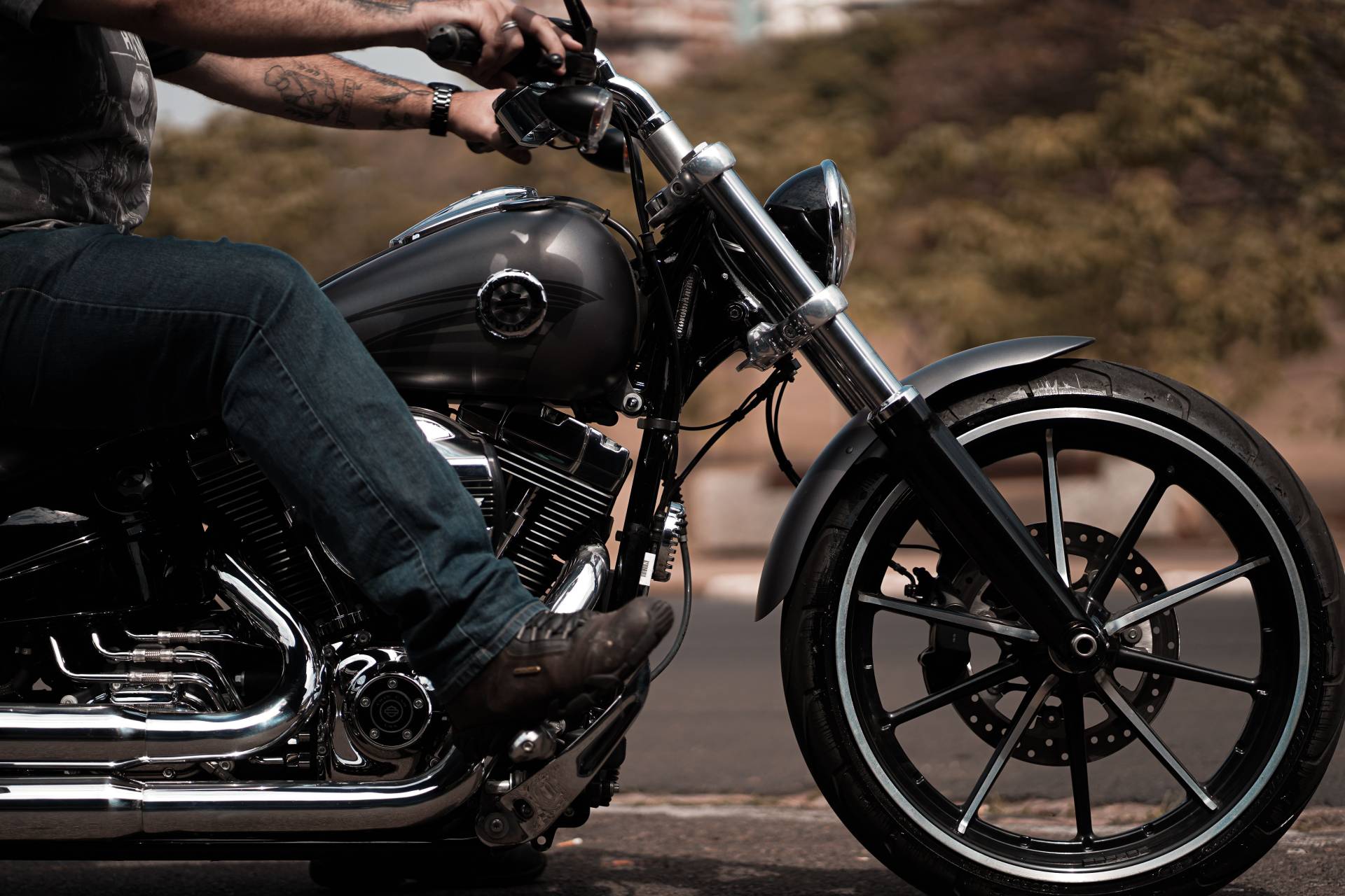 ¿Cómo se debe frenar en una motocicleta de manera segura?