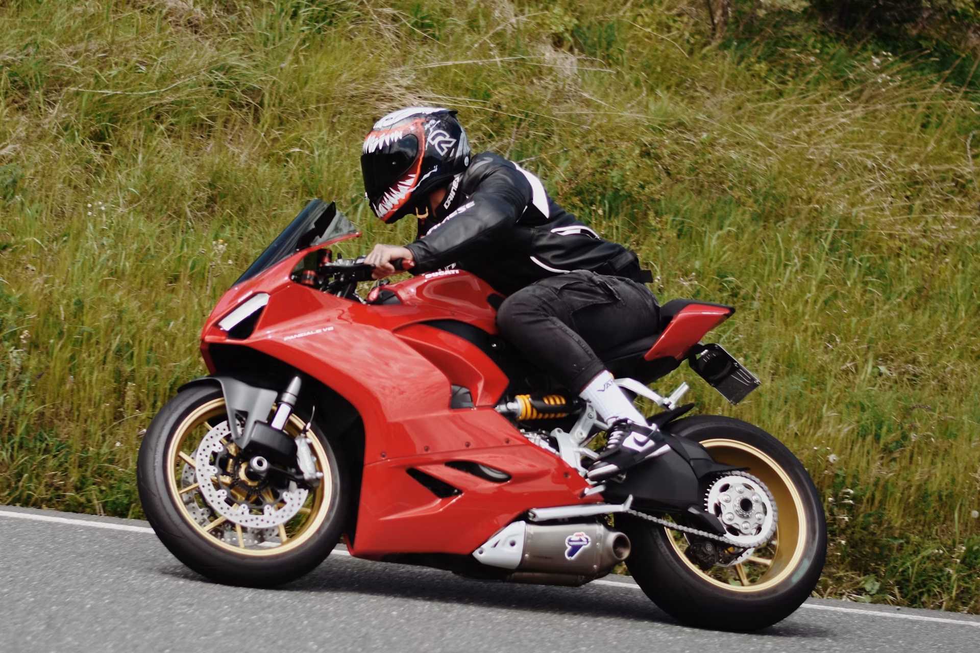 ¿Cómo se debe frenar en una motocicleta de manera segura?