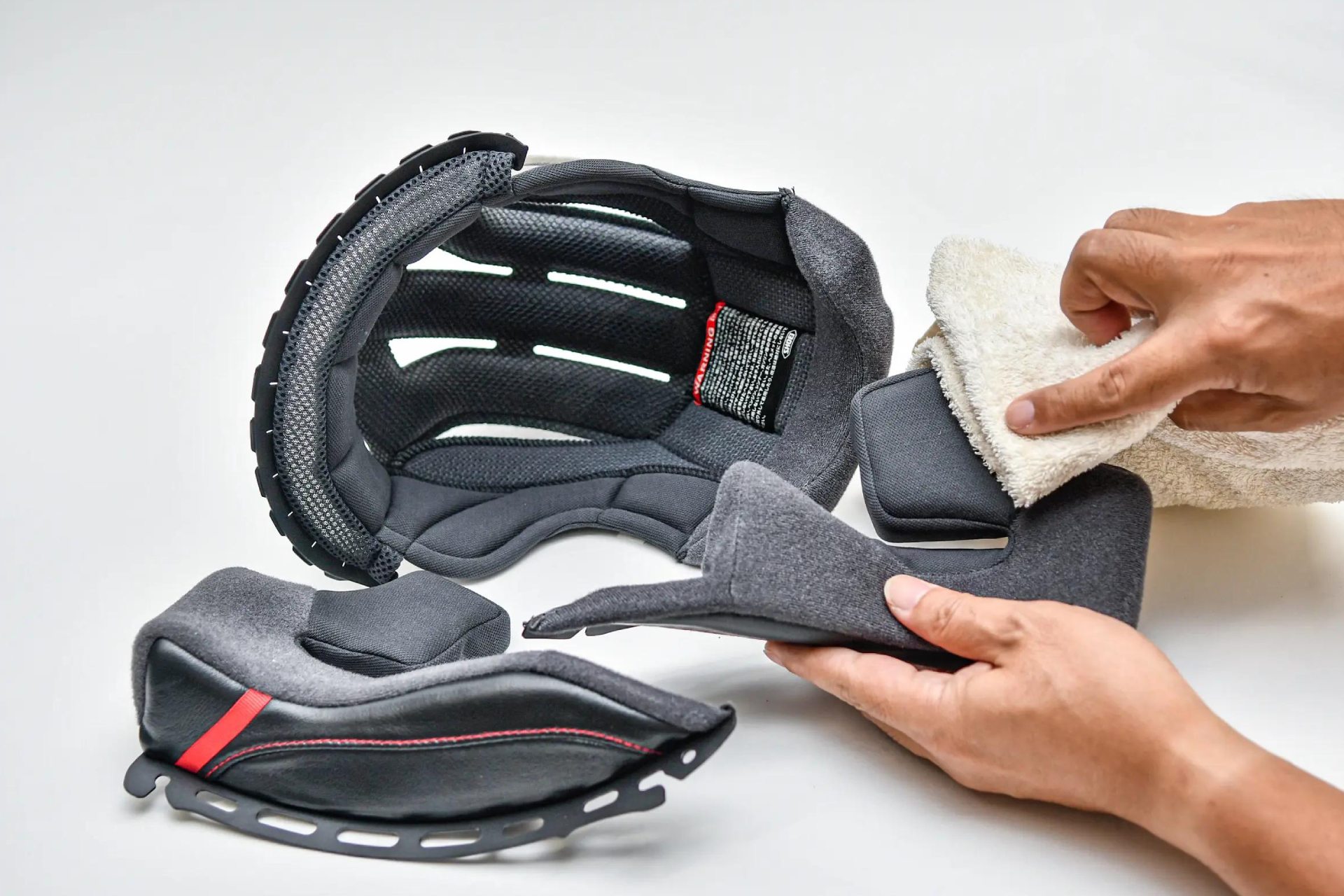 ¿Cómo se debe limpiar el interior de su casco? Prácticos y efectivos consejos para realizar esta tarea