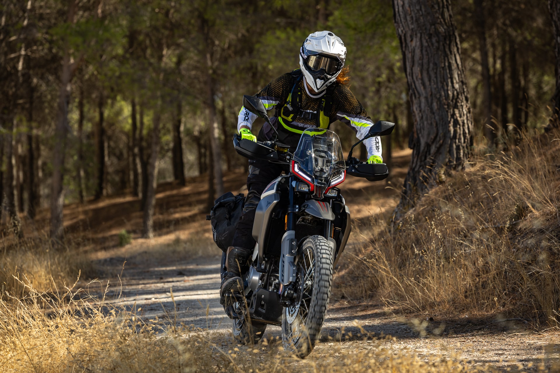 Viaje on y off-road con una 450: lo que necesitas saber al elegir y preparar la moto