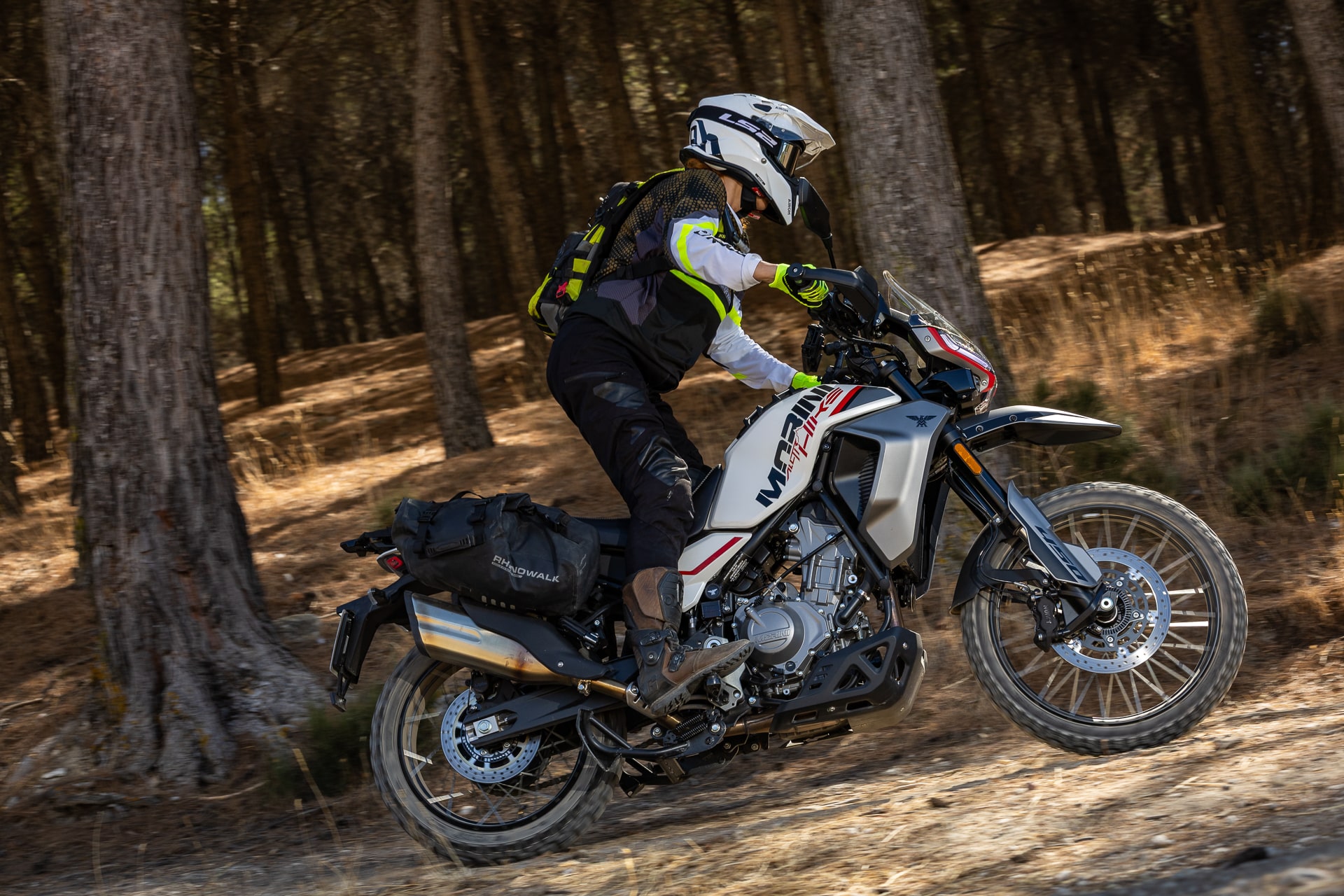 Viaje on y off-road con una 450: lo que necesitas saber al elegir y preparar la moto