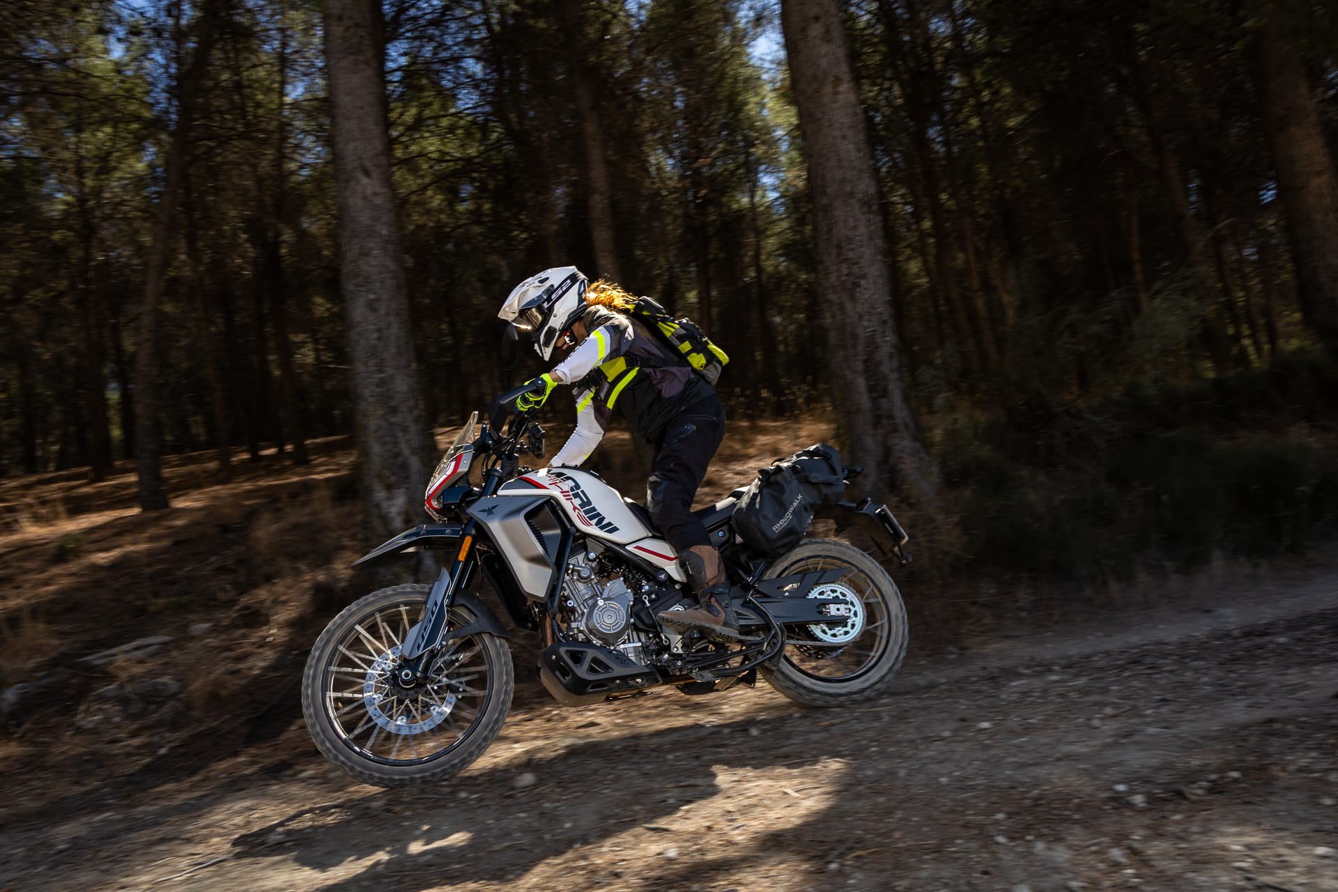 Viaje on y off-road con una 450: lo que necesitas saber al elegir y preparar la moto