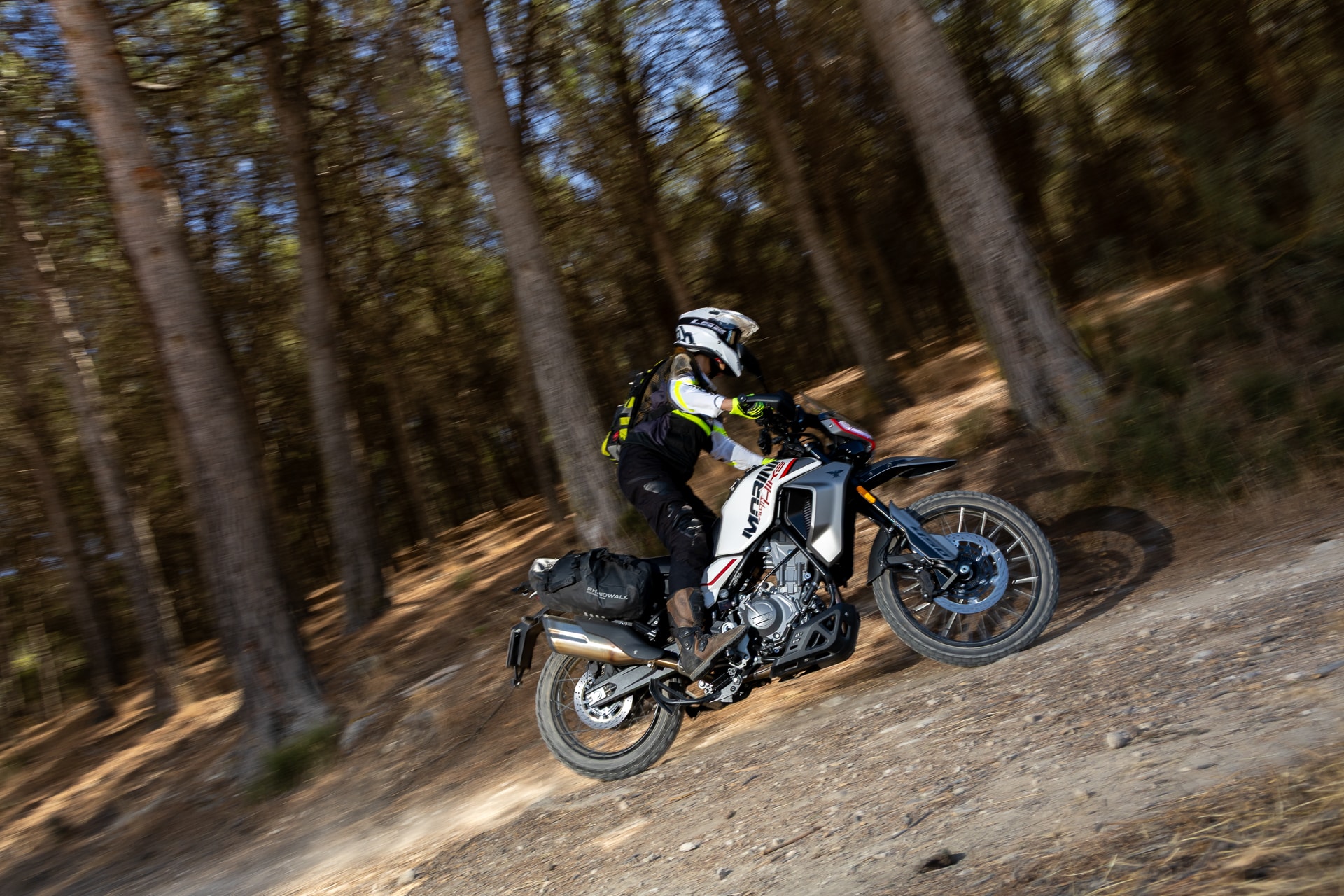 Viaje on y off-road con una 450: lo que necesitas saber al elegir y preparar la moto