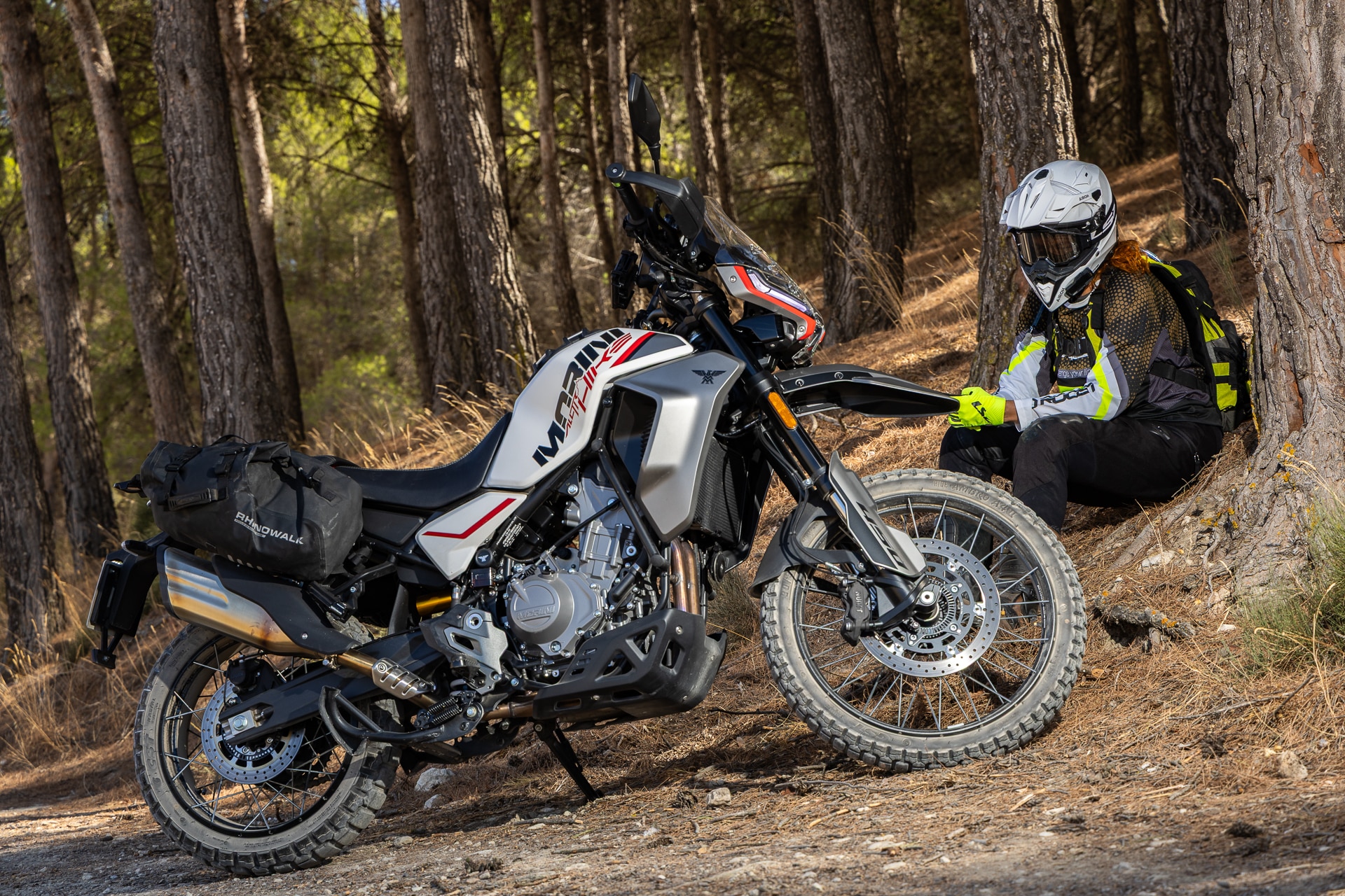 Viaje on y off-road con una 450: lo que necesitas saber al elegir y preparar la moto