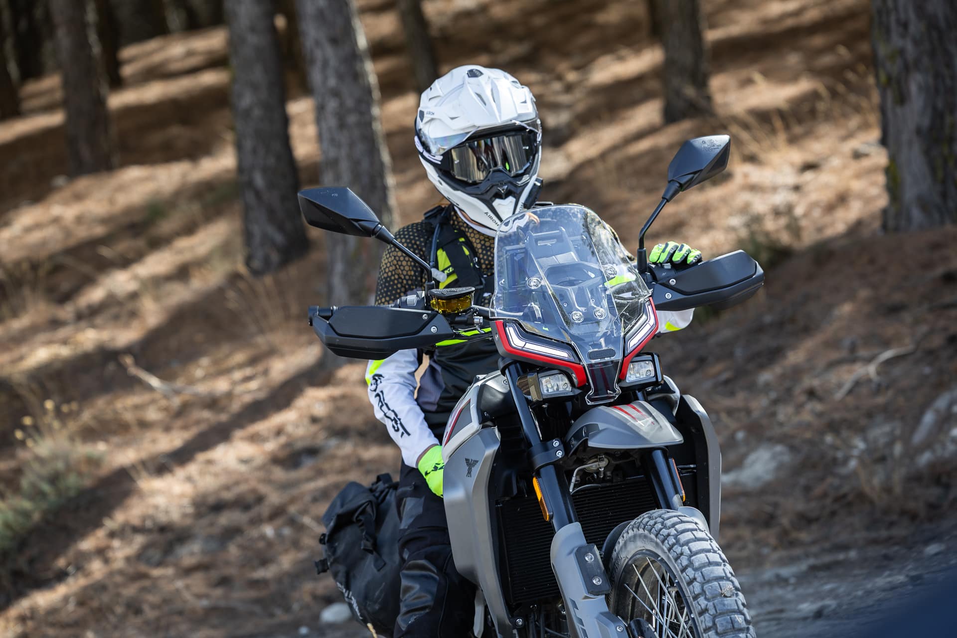 Viaje on y off-road con una 450: lo que necesitas saber al elegir y preparar la moto