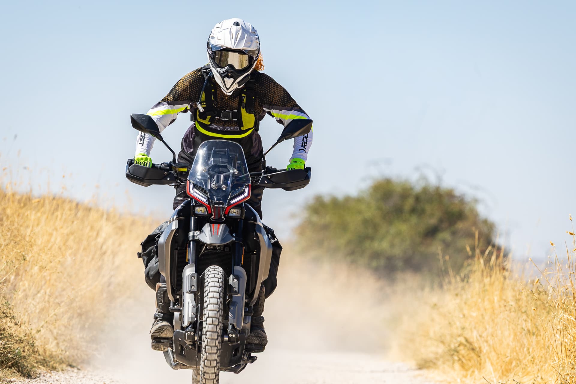 Viaje on y off-road con una 450: lo que necesitas saber al elegir y preparar la moto