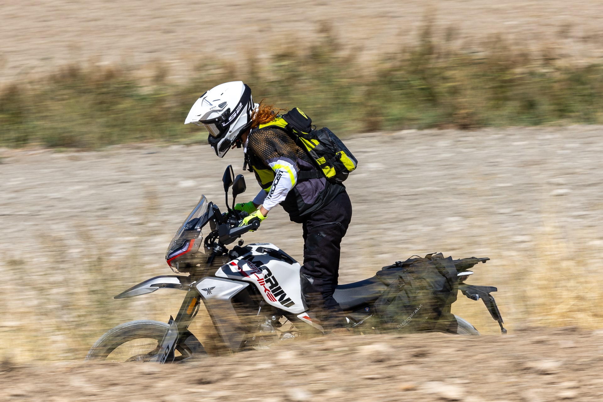 Viaje on y off-road con una 450: lo que necesitas saber al elegir y preparar la moto