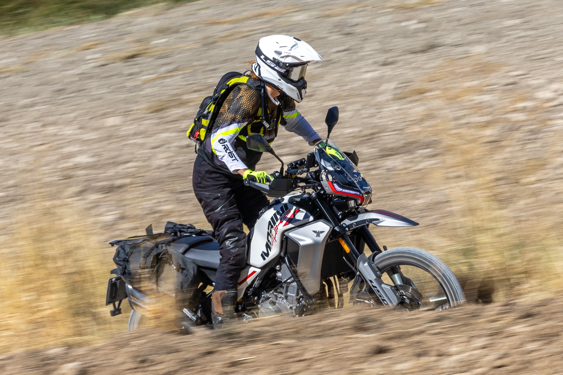 Viaje on y off-road con una 450: lo que necesitas saber al elegir y preparar la moto
