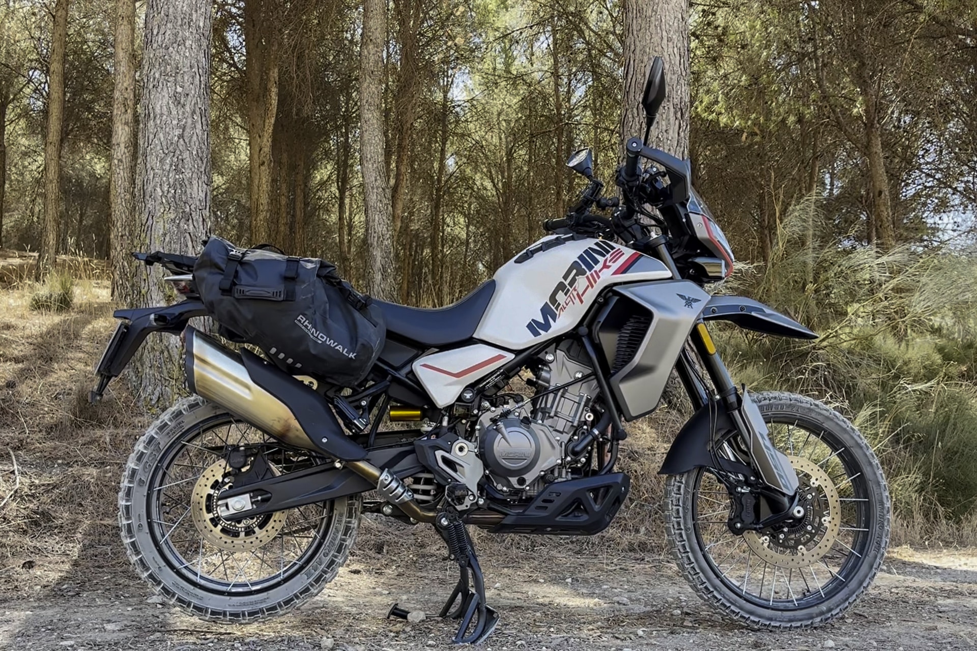 Viaje on y off-road con una 450: lo que necesitas saber al elegir y preparar la moto