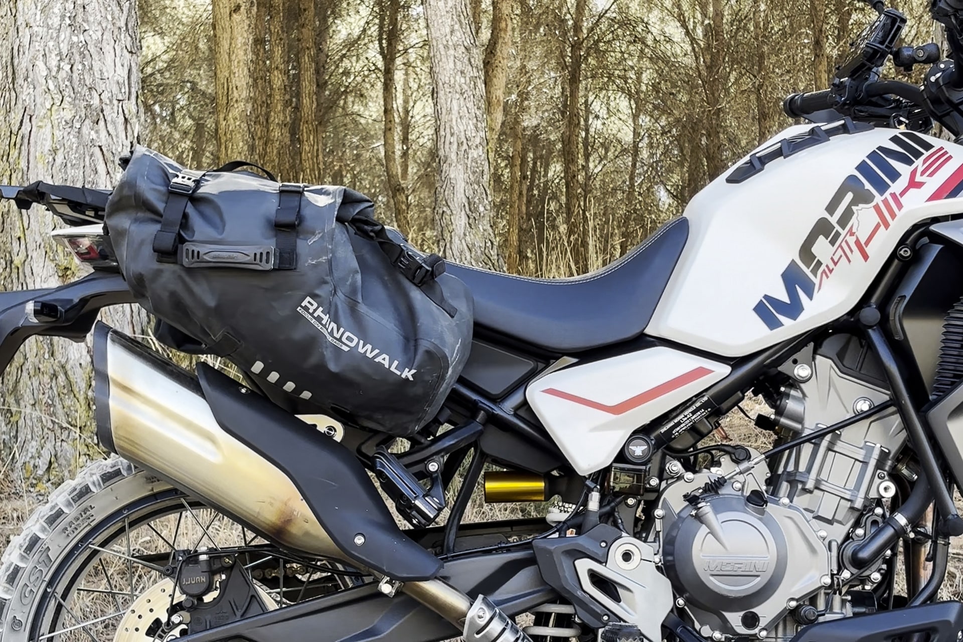 Viaje on y off-road con una 450: lo que necesitas saber al elegir y preparar la moto