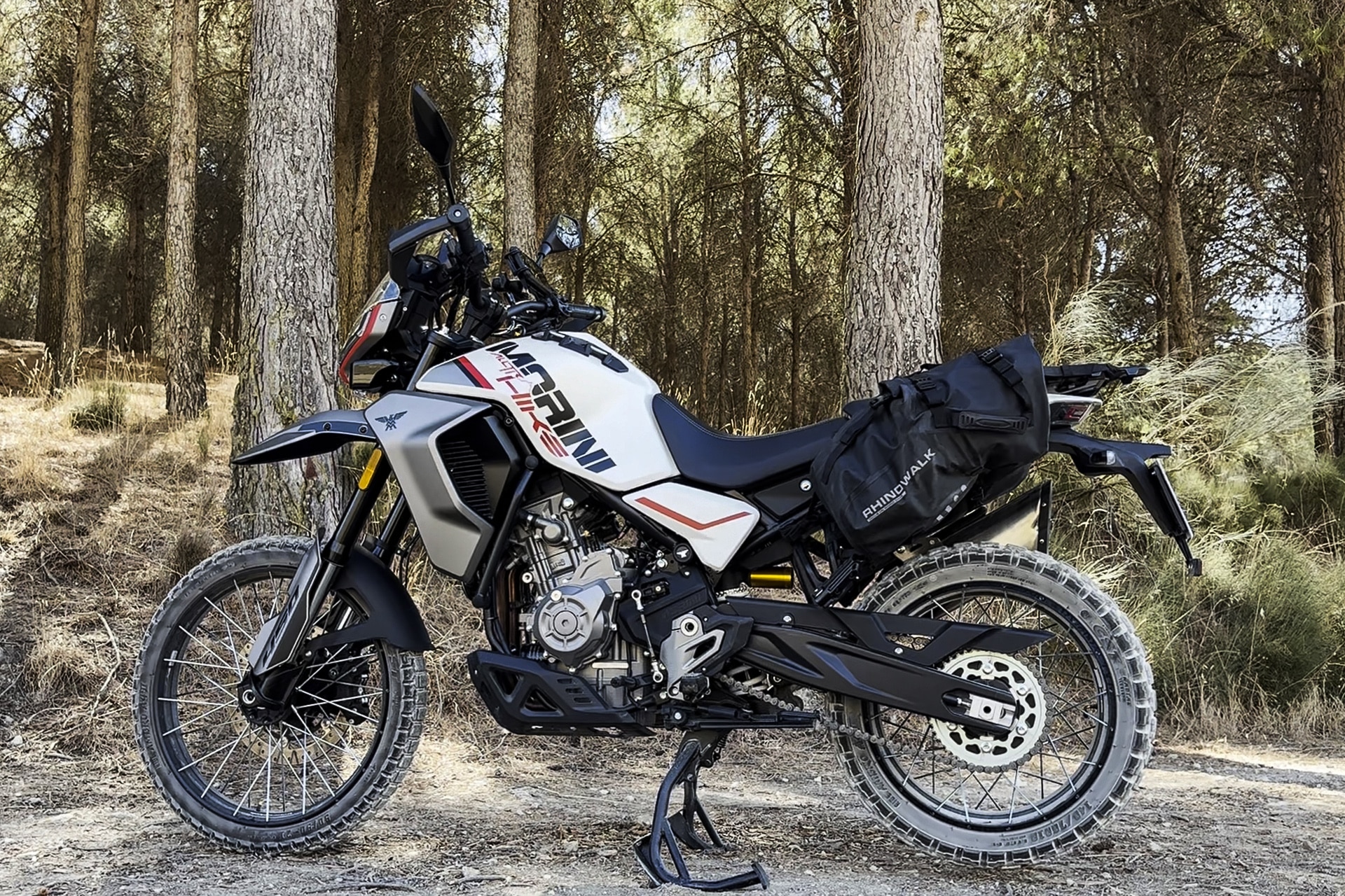 Viaje on y off-road con una 450: lo que necesitas saber al elegir y preparar la moto