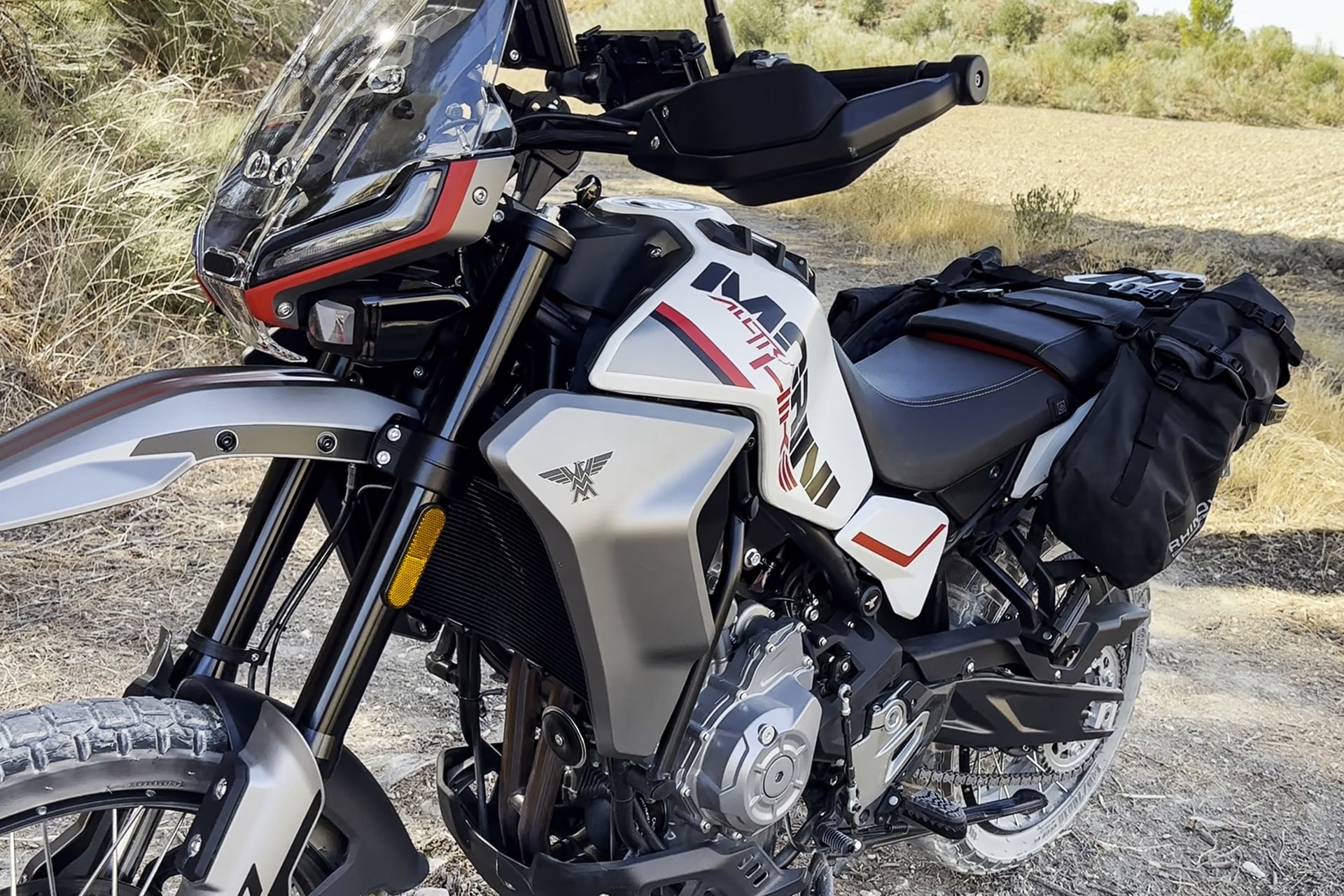 Viaje on y off-road con una 450: lo que necesitas saber al elegir y preparar la moto
