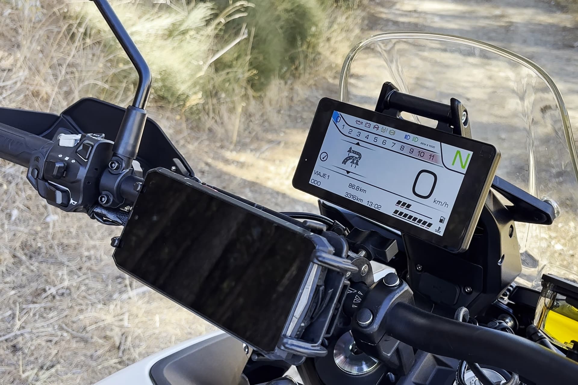 Viaje on y off-road con una 450: lo que necesitas saber al elegir y preparar la moto