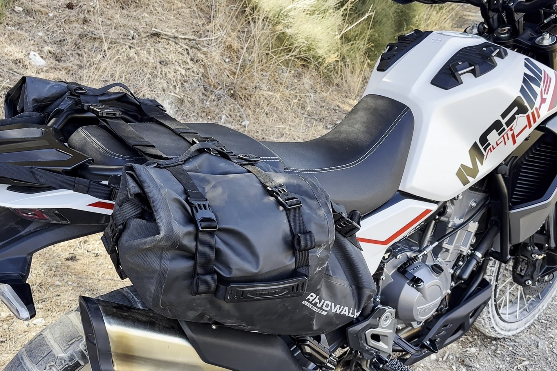 Viaje on y off-road con una 450: lo que necesitas saber al elegir y preparar la moto