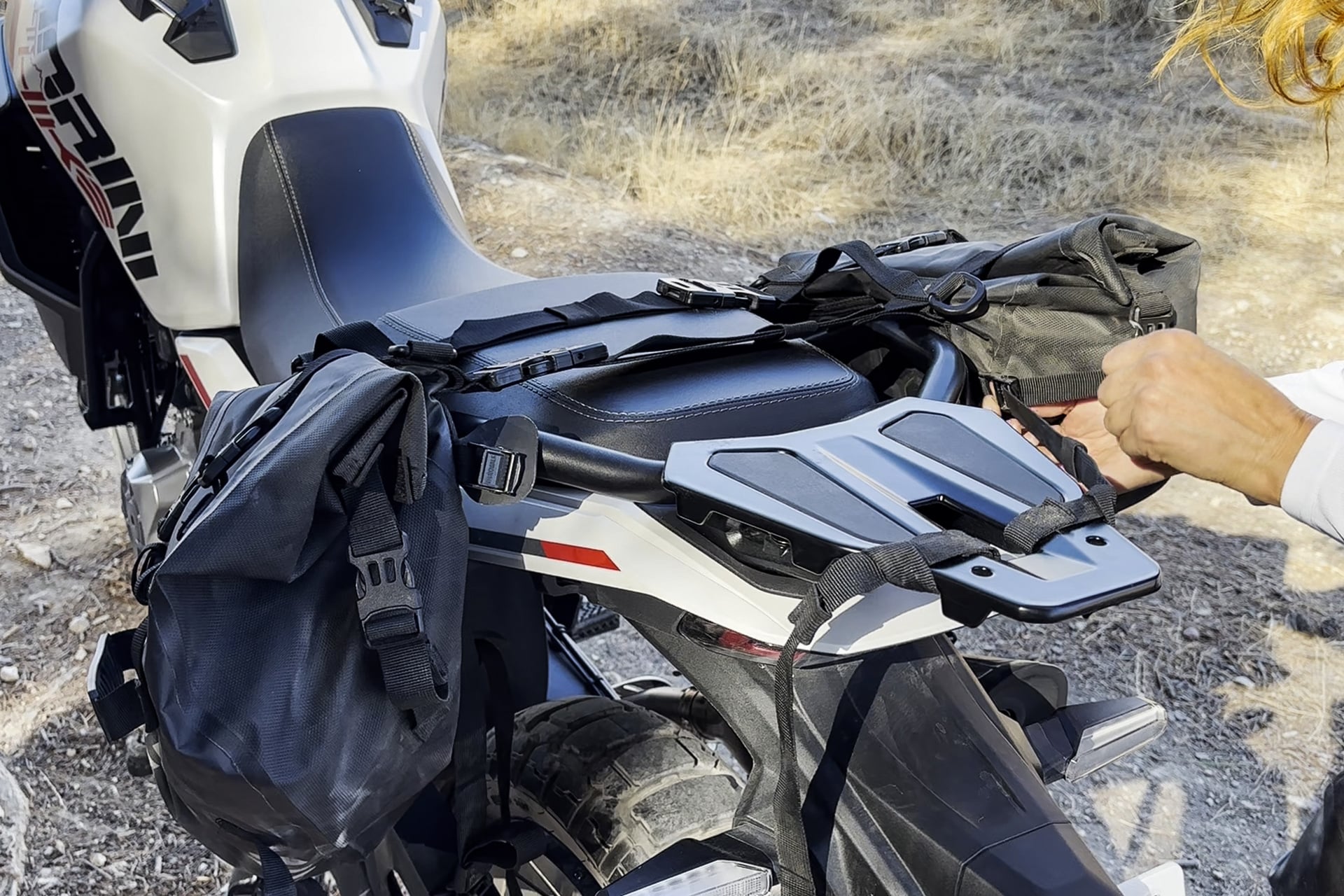 Viaje on y off-road con una 450: lo que necesitas saber al elegir y preparar la moto