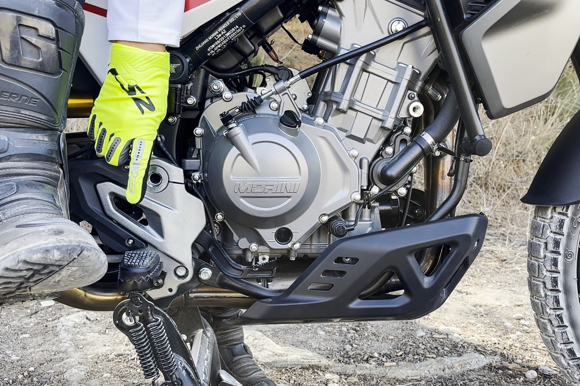 Viaje on y off-road con una 450: lo que necesitas saber al elegir y preparar la moto