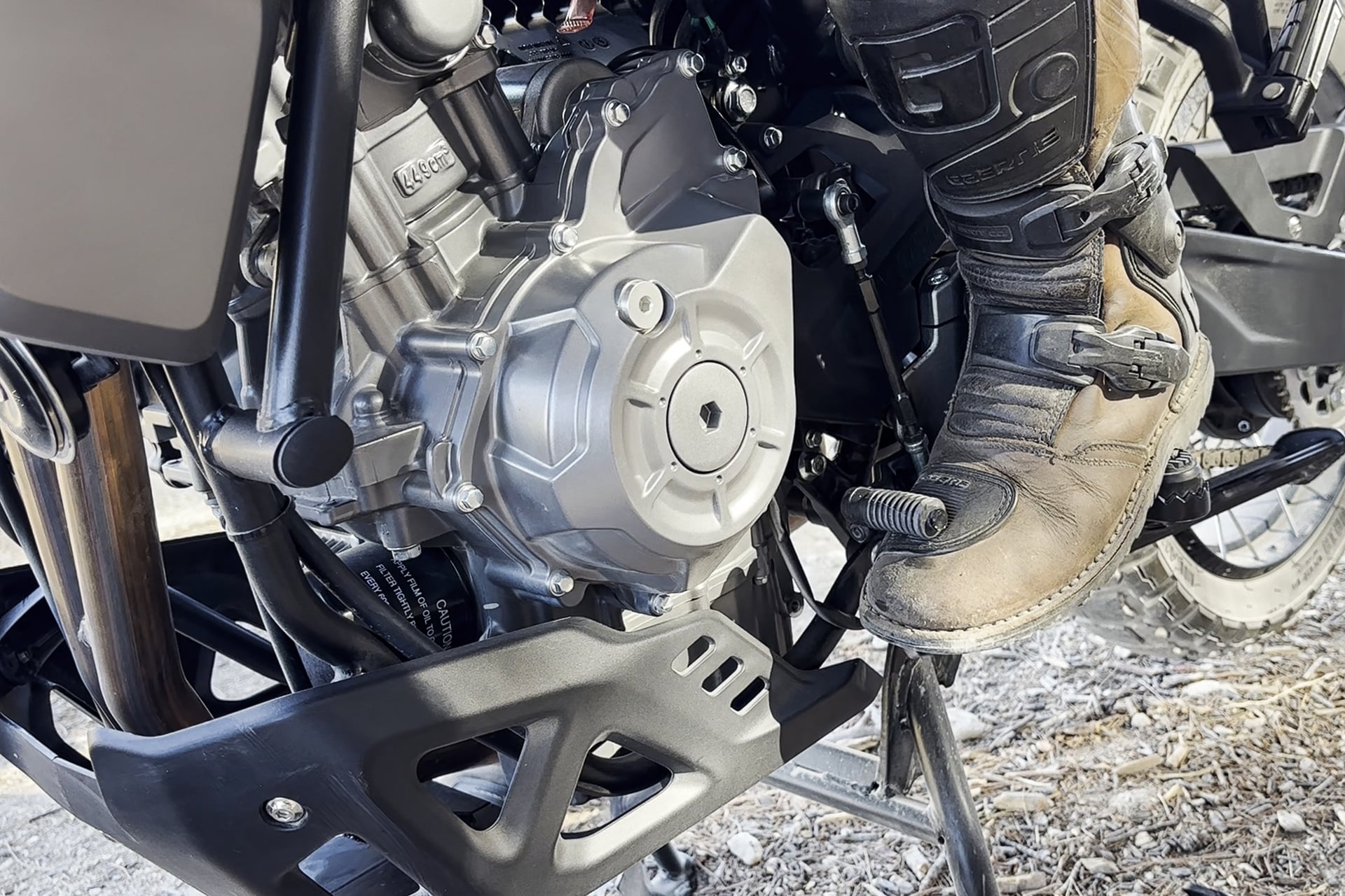Viaje on y off-road con una 450: lo que necesitas saber al elegir y preparar la moto