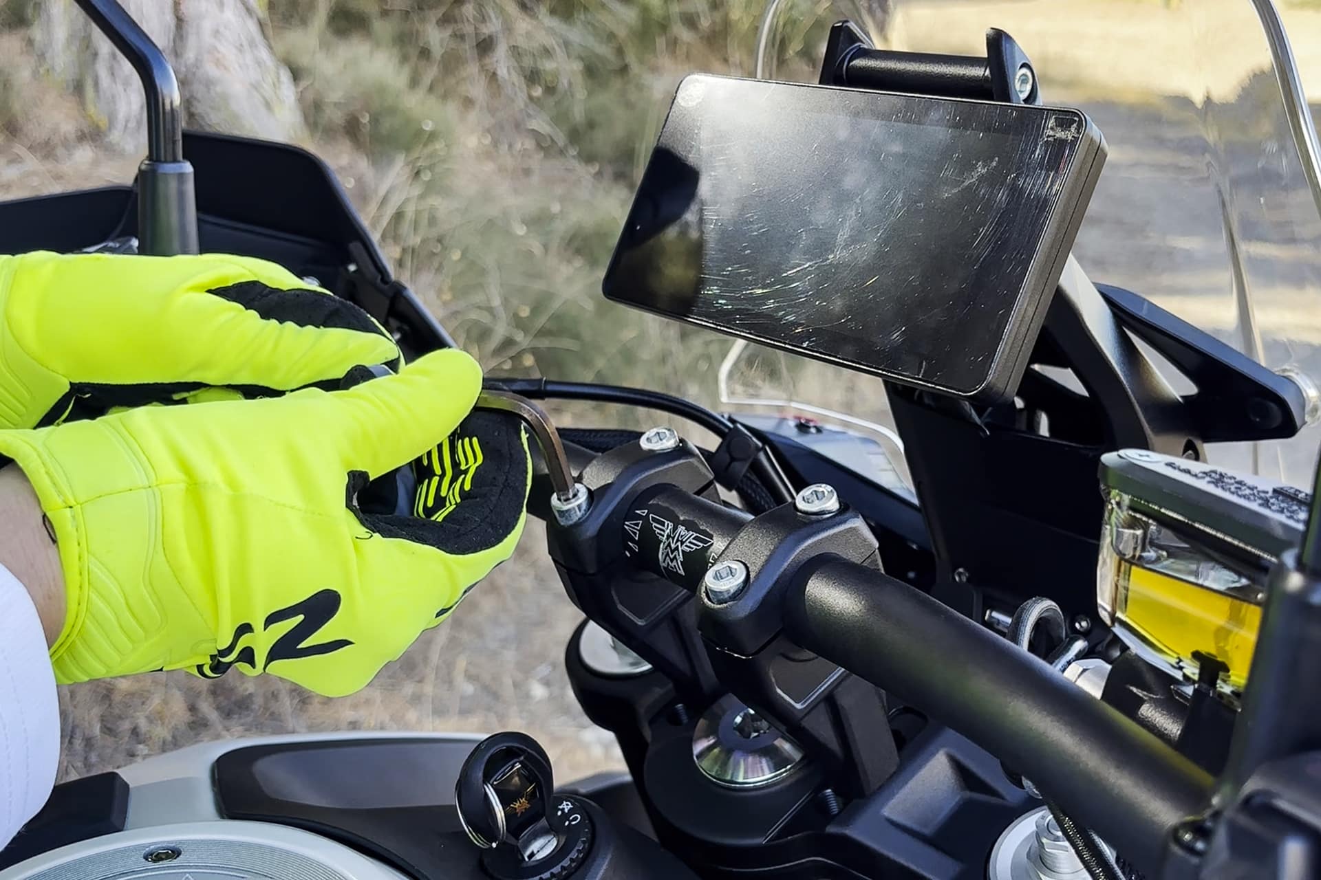 Viaje on y off-road con una 450: lo que necesitas saber al elegir y preparar la moto