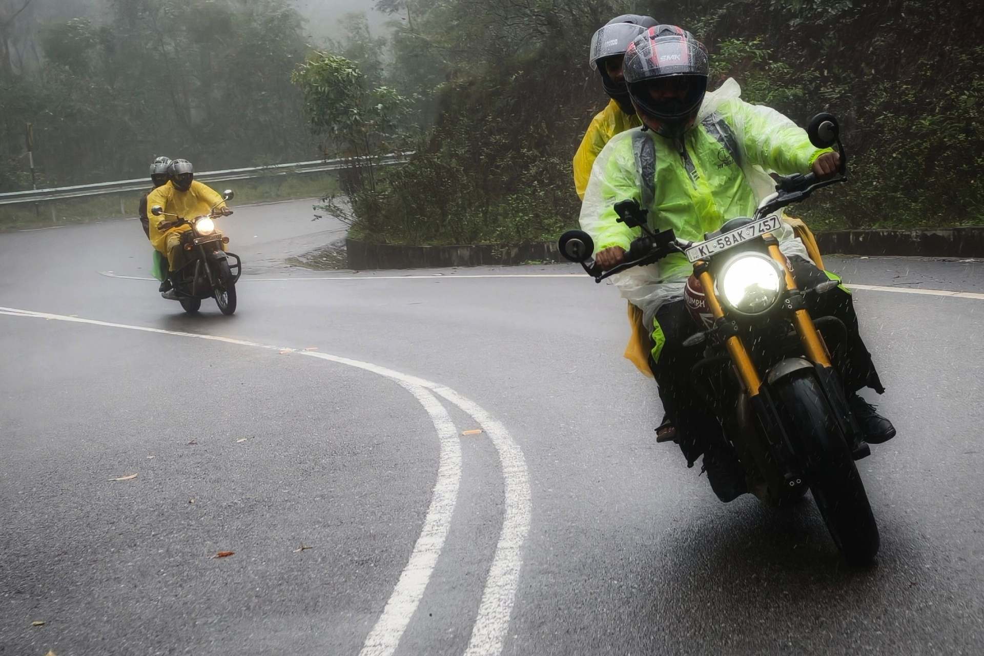 Impermeable y botas, accesorios clave para enfrentar la lluvia en Colombia