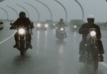Impermeable y botas, accesorios clave para enfrentar la lluvia en Colombia