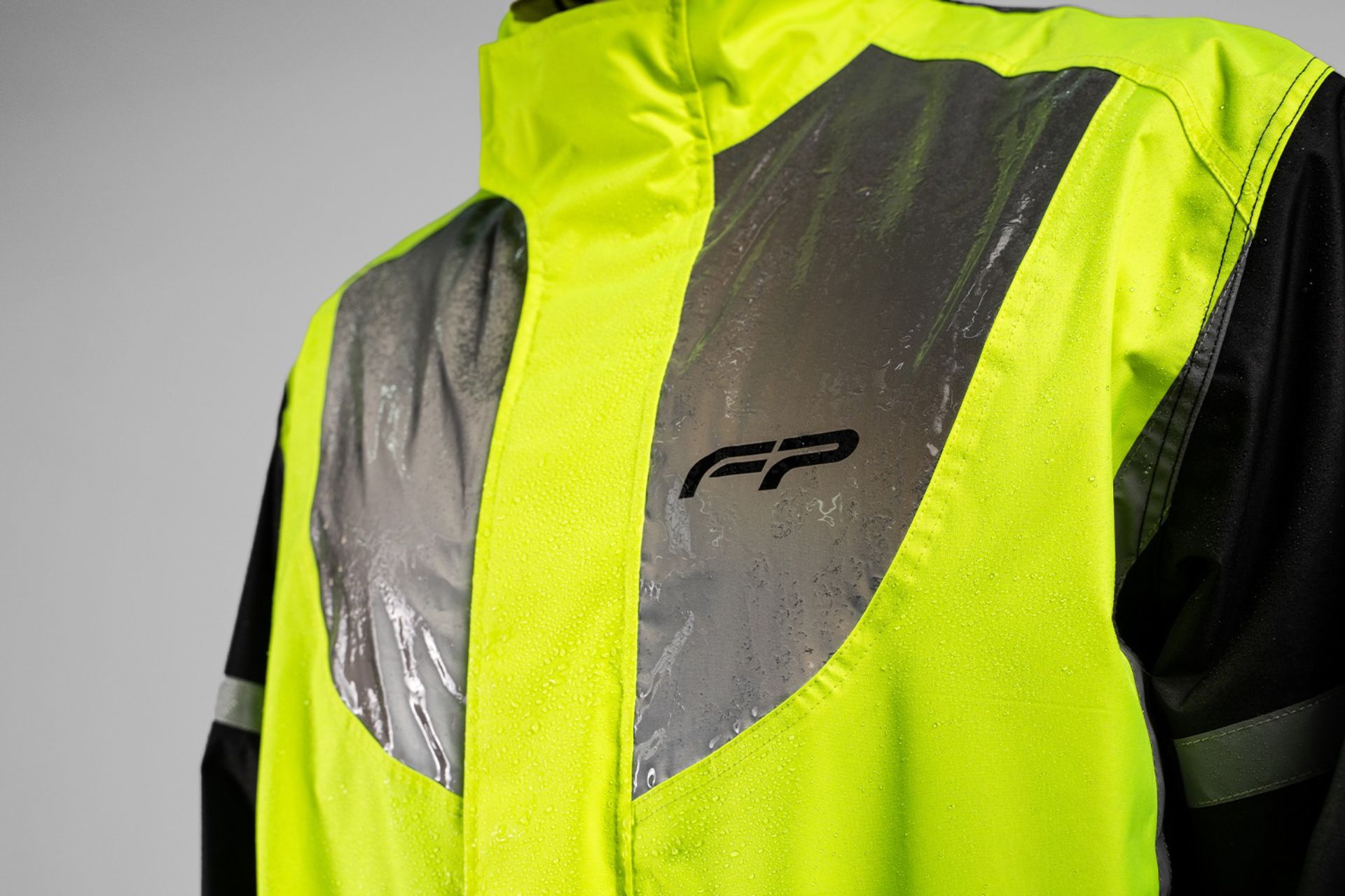 Impermeable y botas, accesorios clave para enfrentar la lluvia en Colombia