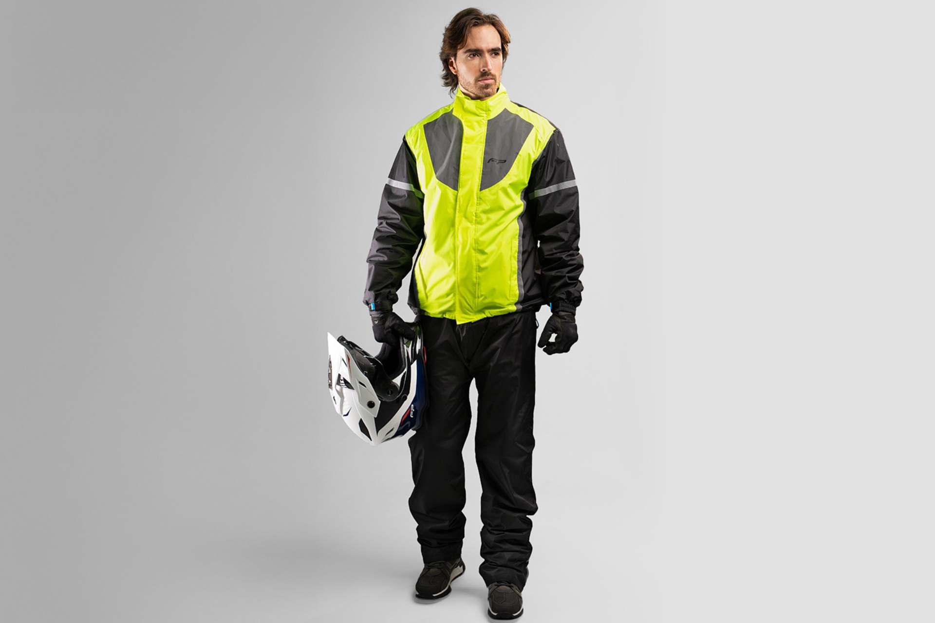 Impermeable y botas, accesorios clave para enfrentar la lluvia en Colombia