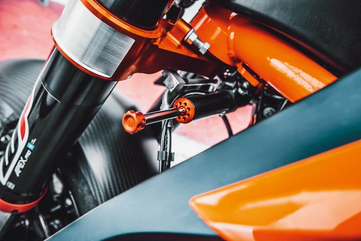 KTM llama a los propietarios de Super Duke a una “actualización proactiva” del amortiguador de dirección