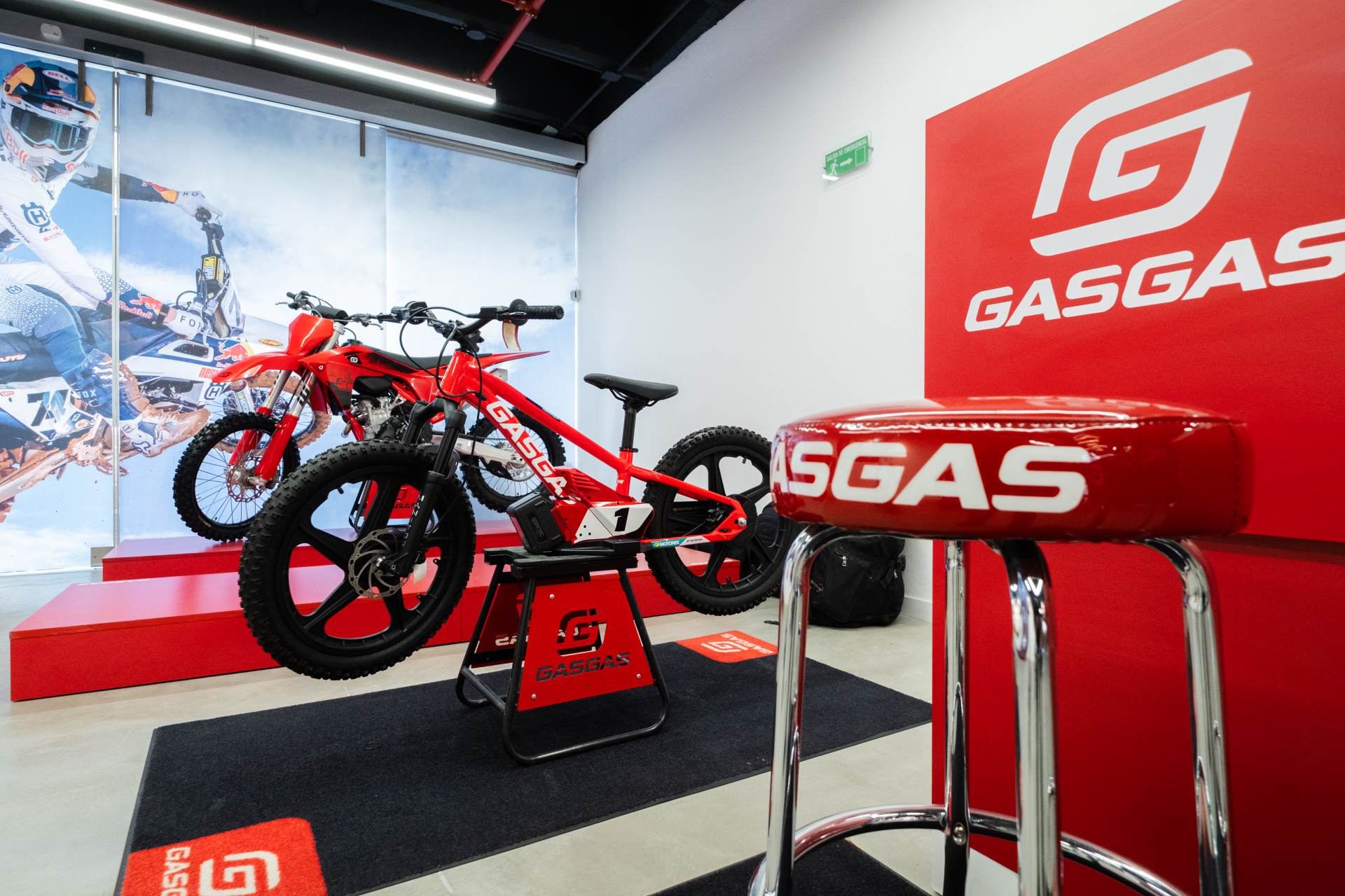 KTM estrena vitrina insignia en Bogotá y abre una nueva casa para los motociclistas