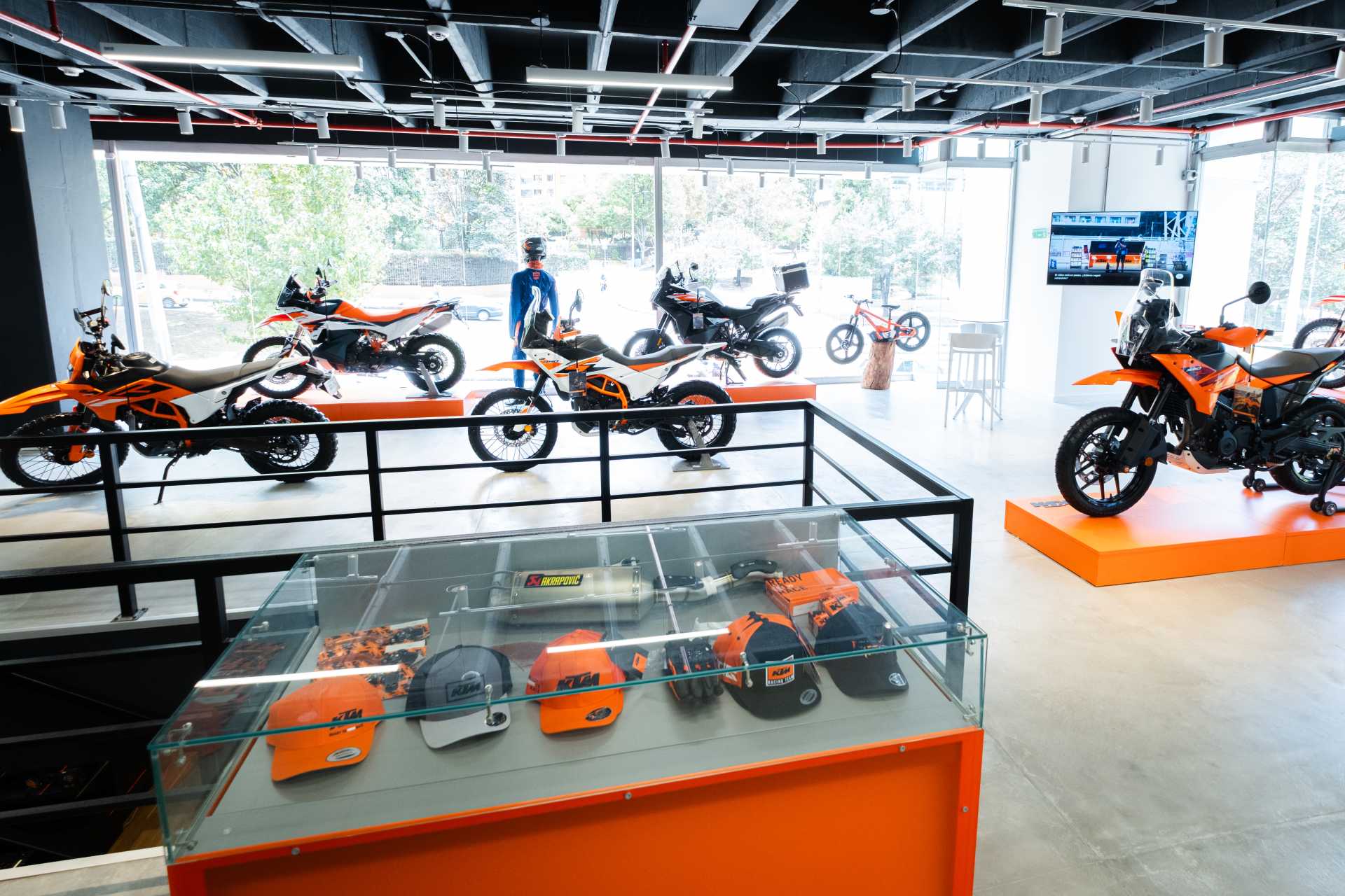 KTM estrena vitrina insignia en Bogotá y abre una nueva casa para los motociclistas