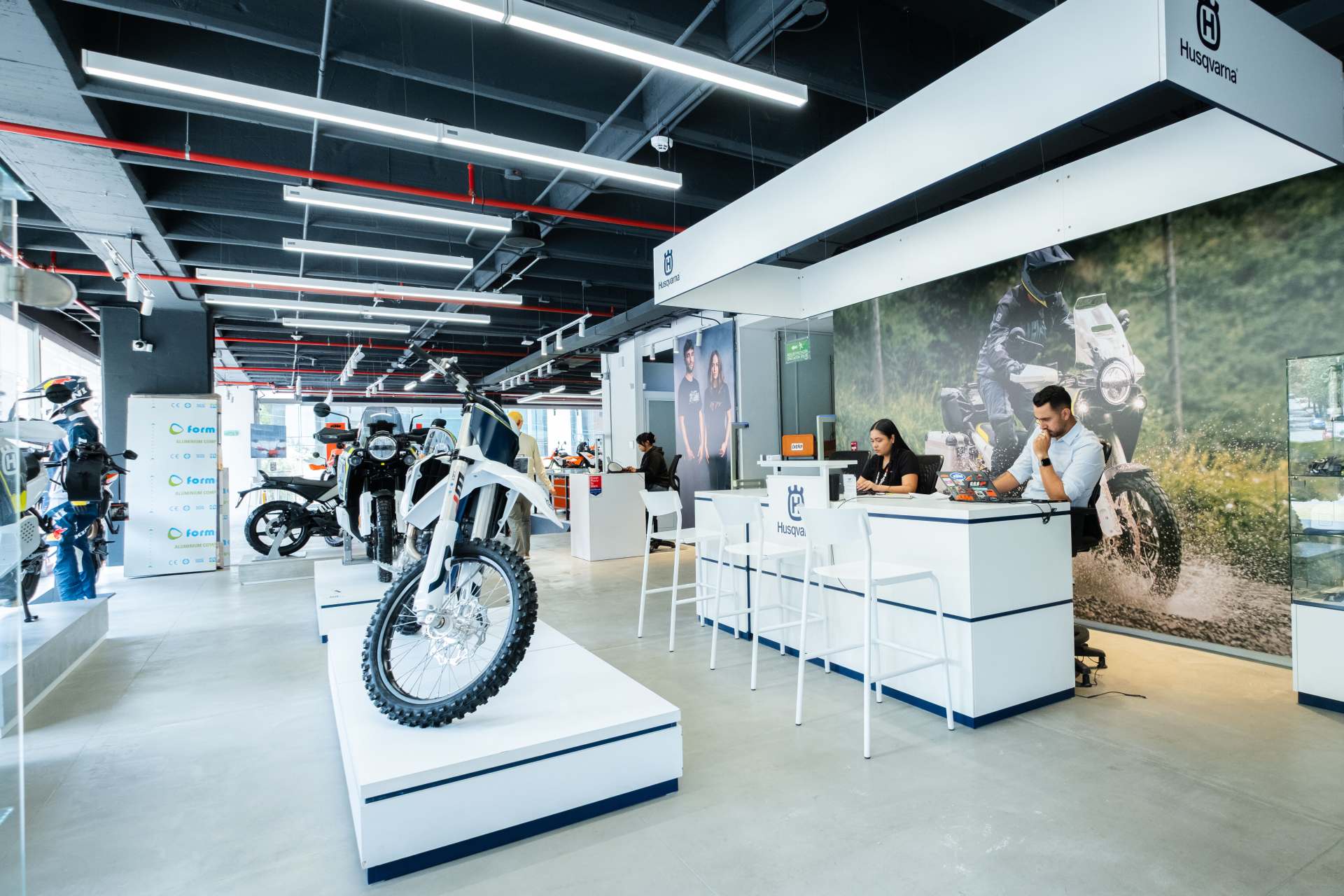 KTM estrena vitrina insignia en Bogotá y abre una nueva casa para los motociclistas