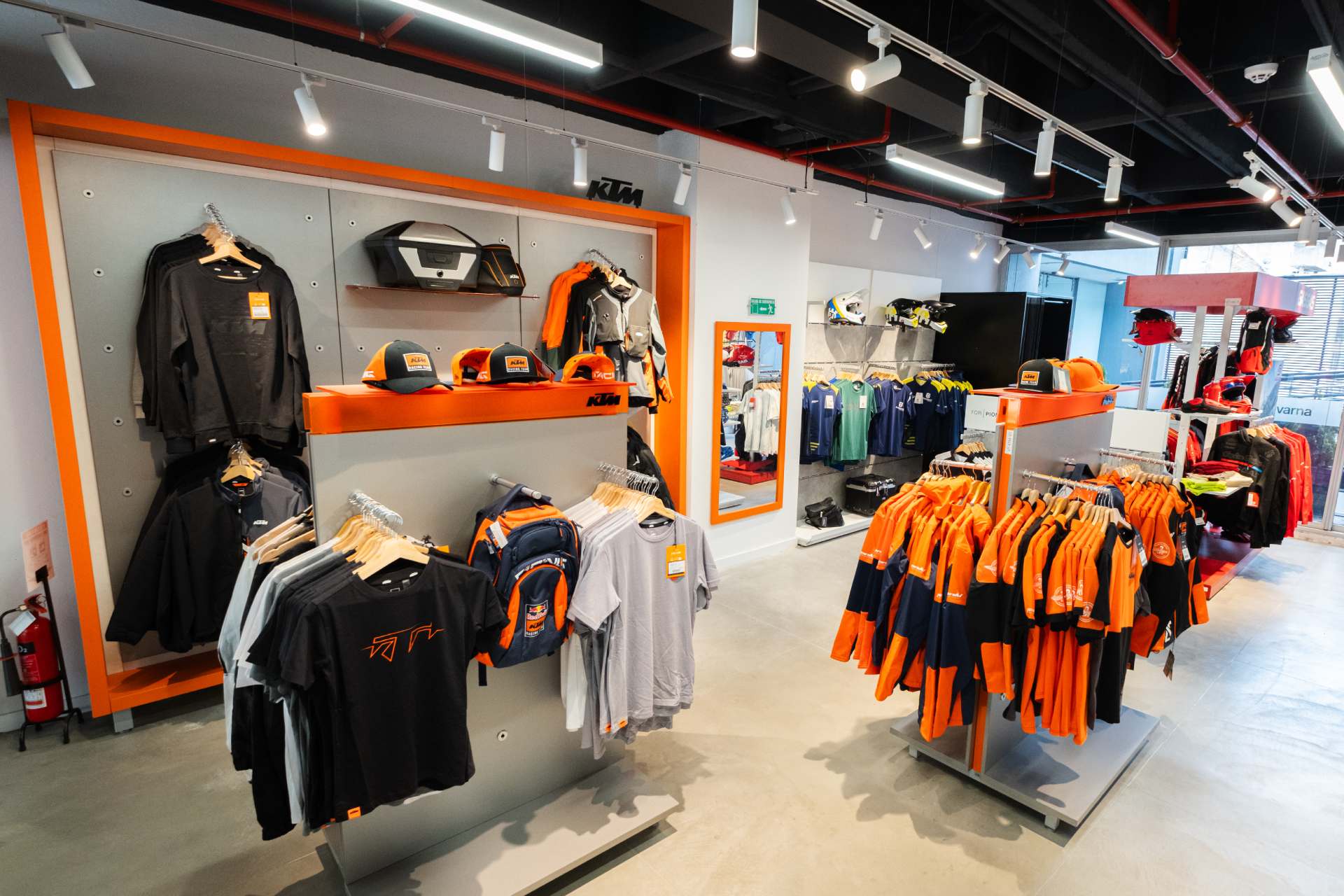 KTM estrena vitrina insignia en Bogotá y abre una nueva casa para los motociclistas