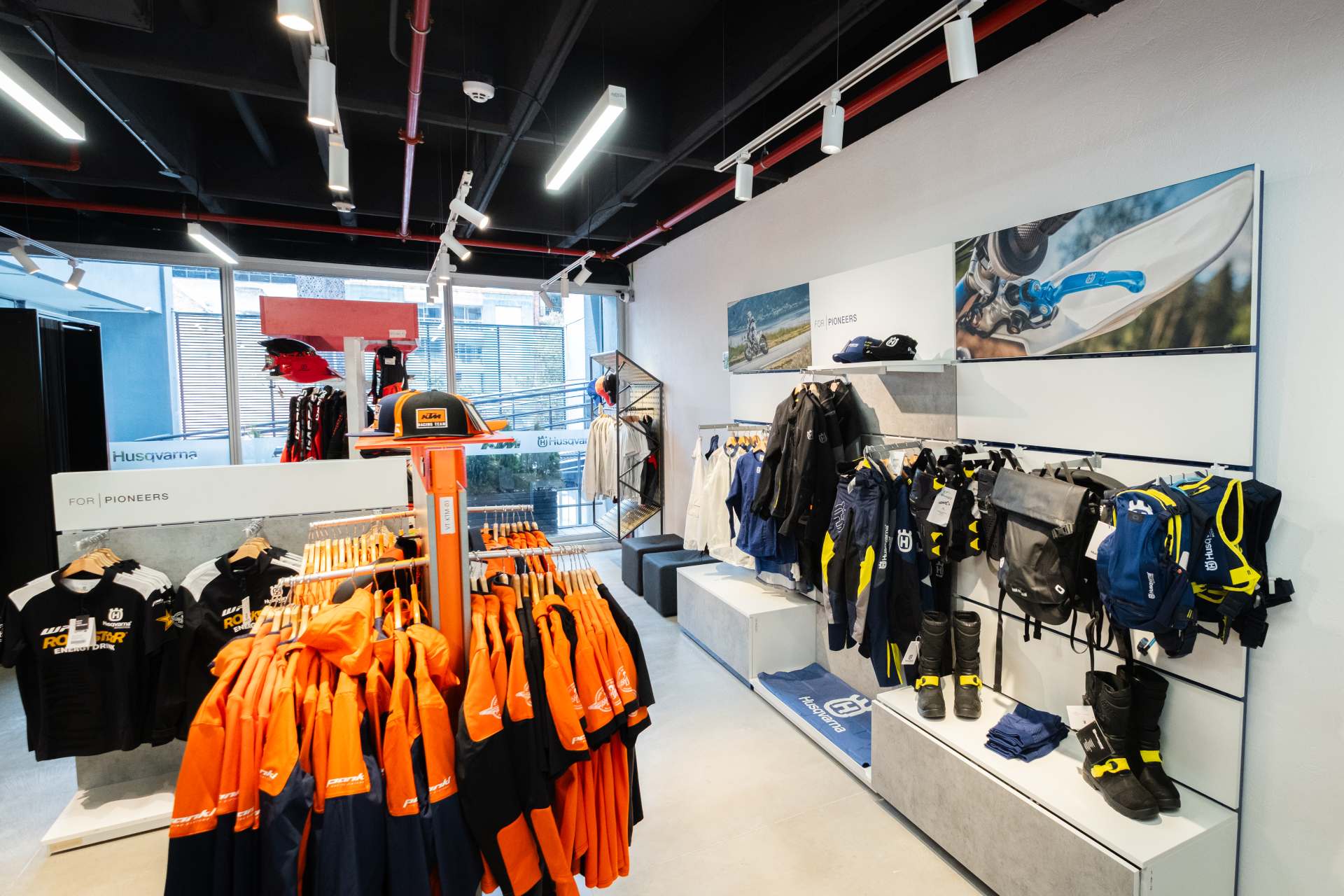 KTM estrena vitrina insignia en Bogotá y abre una nueva casa para los motociclistas