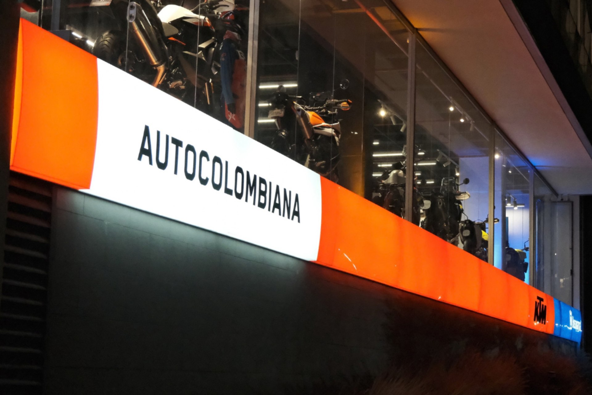 KTM estrena vitrina insignia en Bogotá y abre una nueva casa para los motociclistas