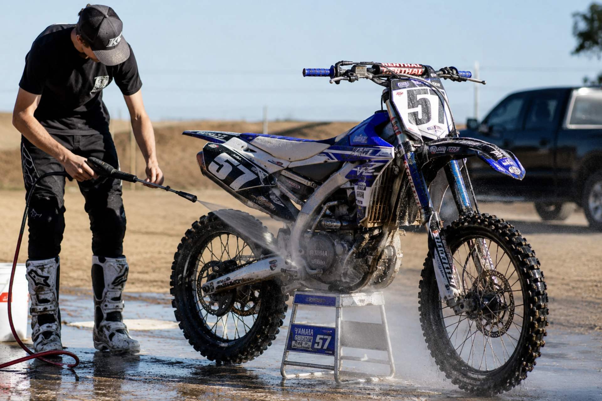 ¿Cómo limpiar su moto tras una larga jornada de mucho barro?