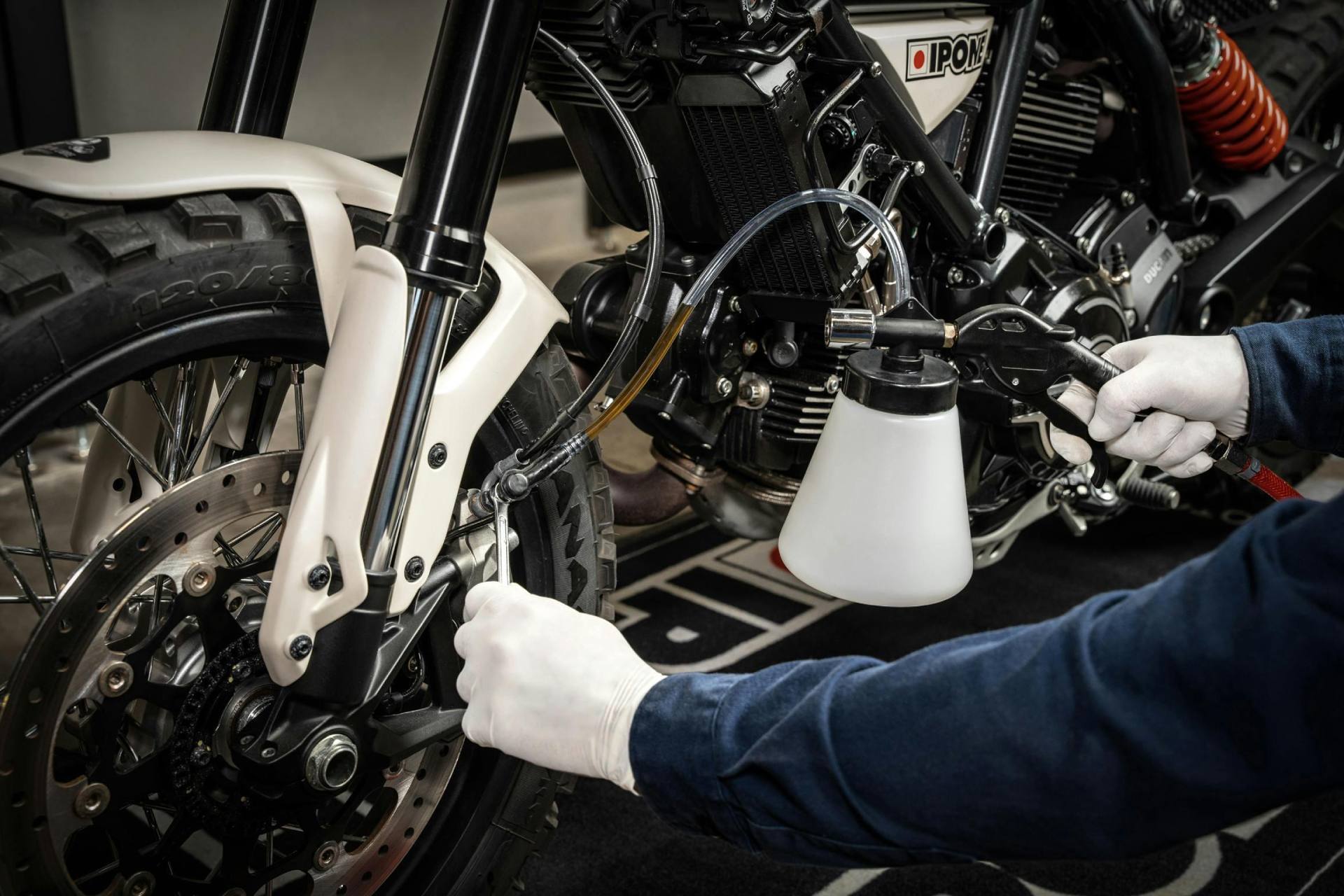 ¿Cada cuánto se debe cambiar el líquido de frenos de una motocicleta?