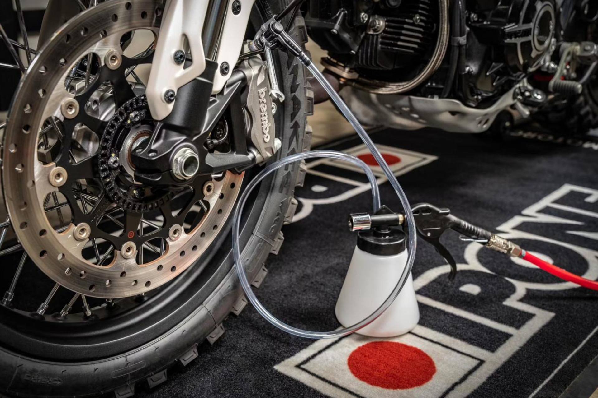 ¿Cada cuánto se debe cambiar el líquido de frenos de una motocicleta?