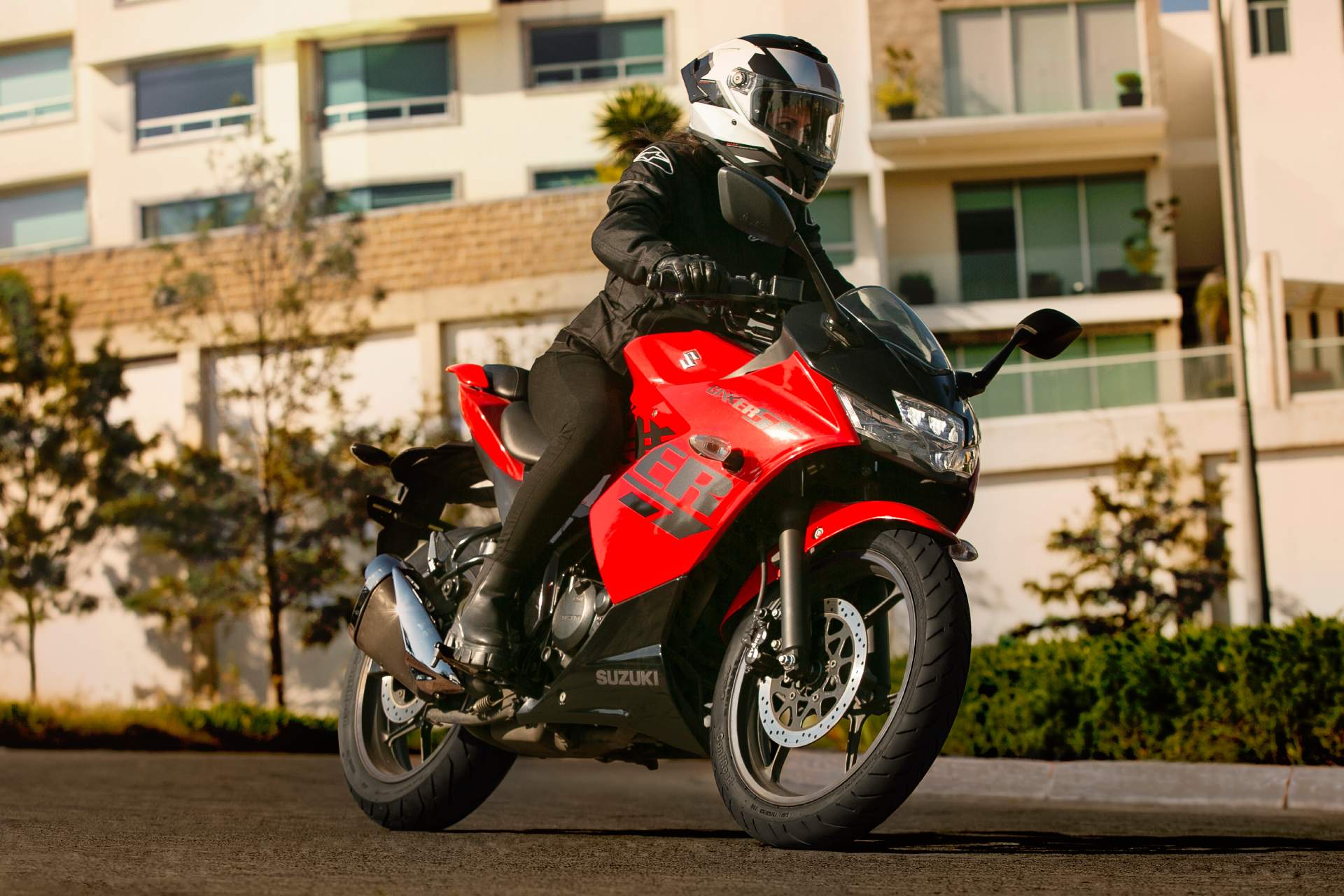 ¿Por qué no se deben montar llantas diferentes en una moto?