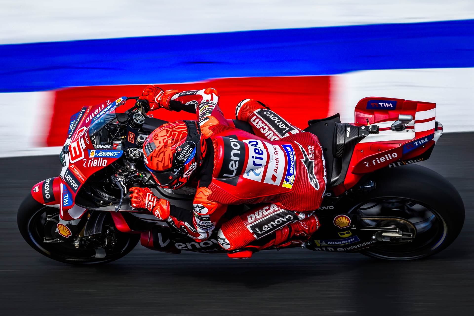 El piloto español, Marc Márquez, demostró en San Marino que está de regreso. El líder del Ducati Lenovo Team se llevó la victoria en el circuito de Misano y puso al rojo vivo la pelea por el título mundial de MotoGP. Márquez aprovechó una carrera complicada desde los primeros metros para tomar el control de la prueba y administrar el ritmo hasta la bandera a cuadros. El momento determinante llegó en la primera vuelta, cuando Marco Bezzecchi, primero en la parrilla de largada, sufrió una caída mientras lideraba la carrera.
