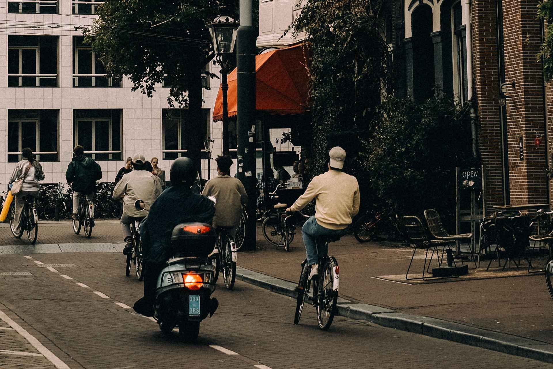 La distancia que todos los motociclistas deben respetar frente a los ciclistas